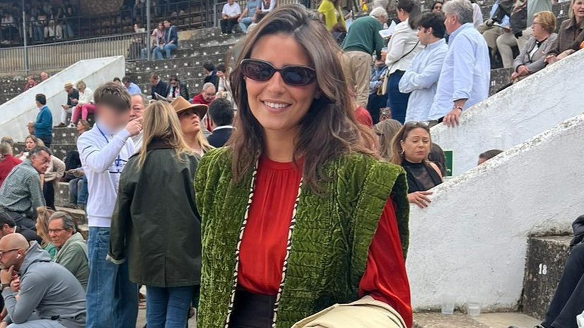 Tana Rivera en la plaza de toros viendo a Roca Rey