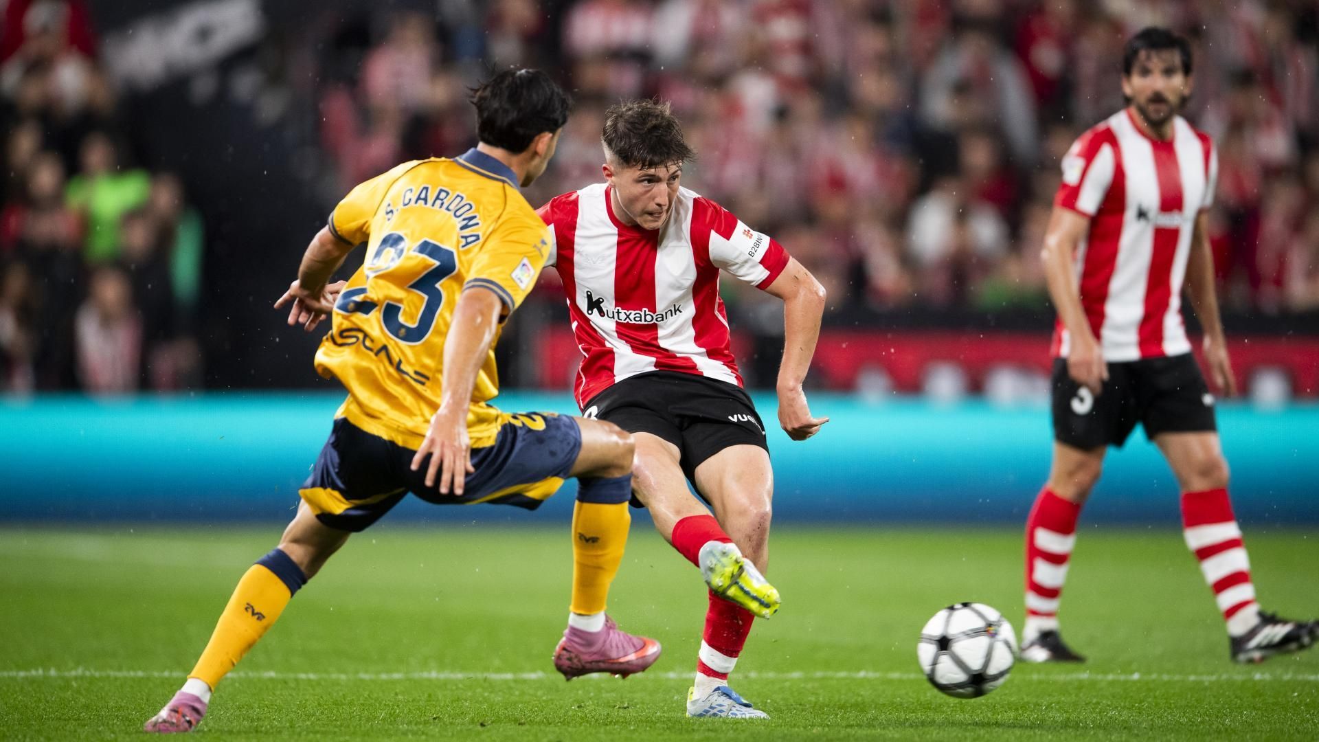 Toque de Mikel Jauregizar ante el Villarreal en San Mamés