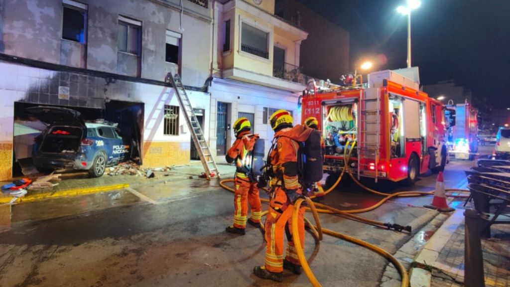 Una persecución acaba con un coche policial empotrado e incendiado en una vivienda en Alacuás, Valencia