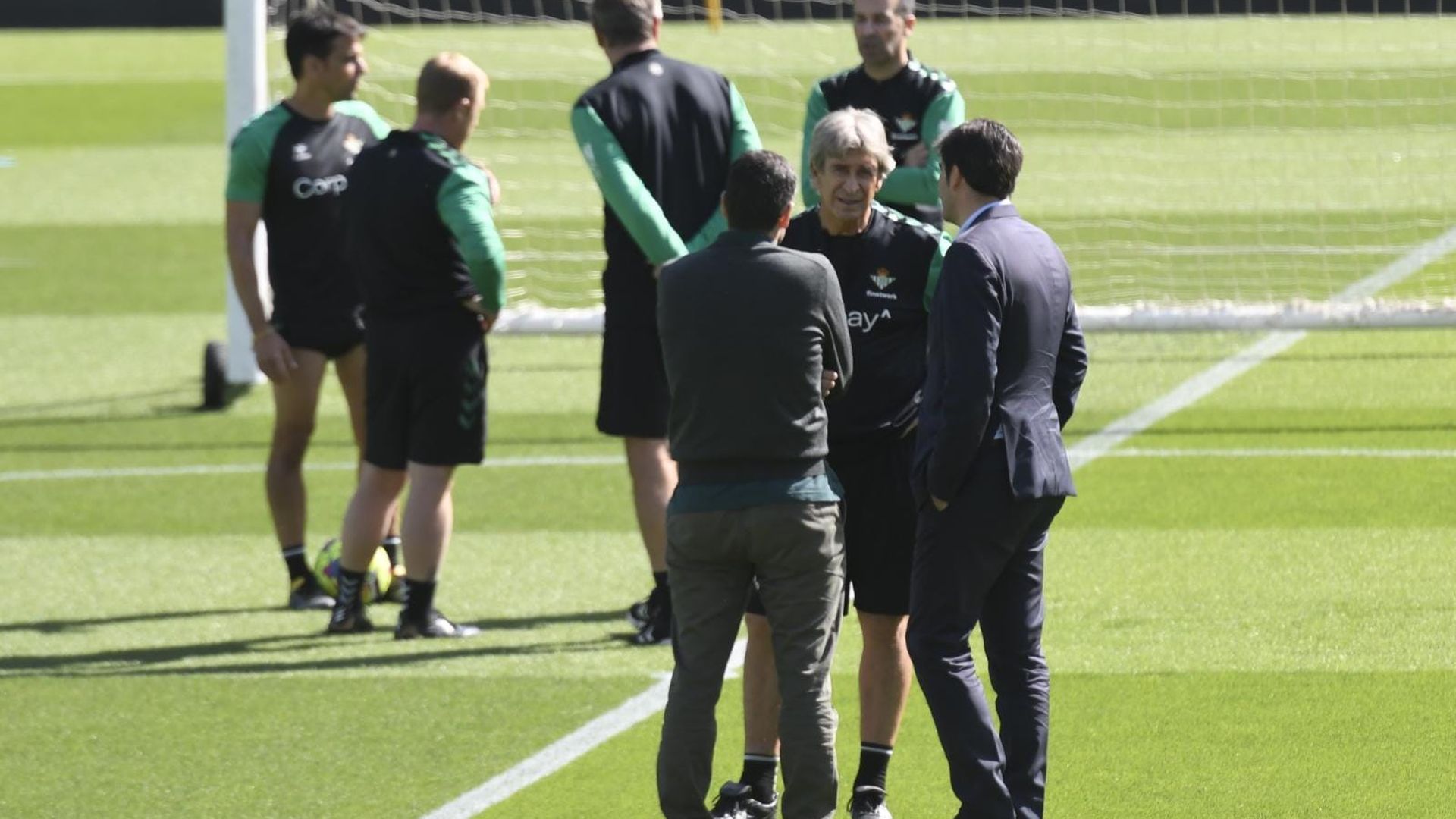 Ramón Alarcón y Ángel Haro hablan con Pellegrini