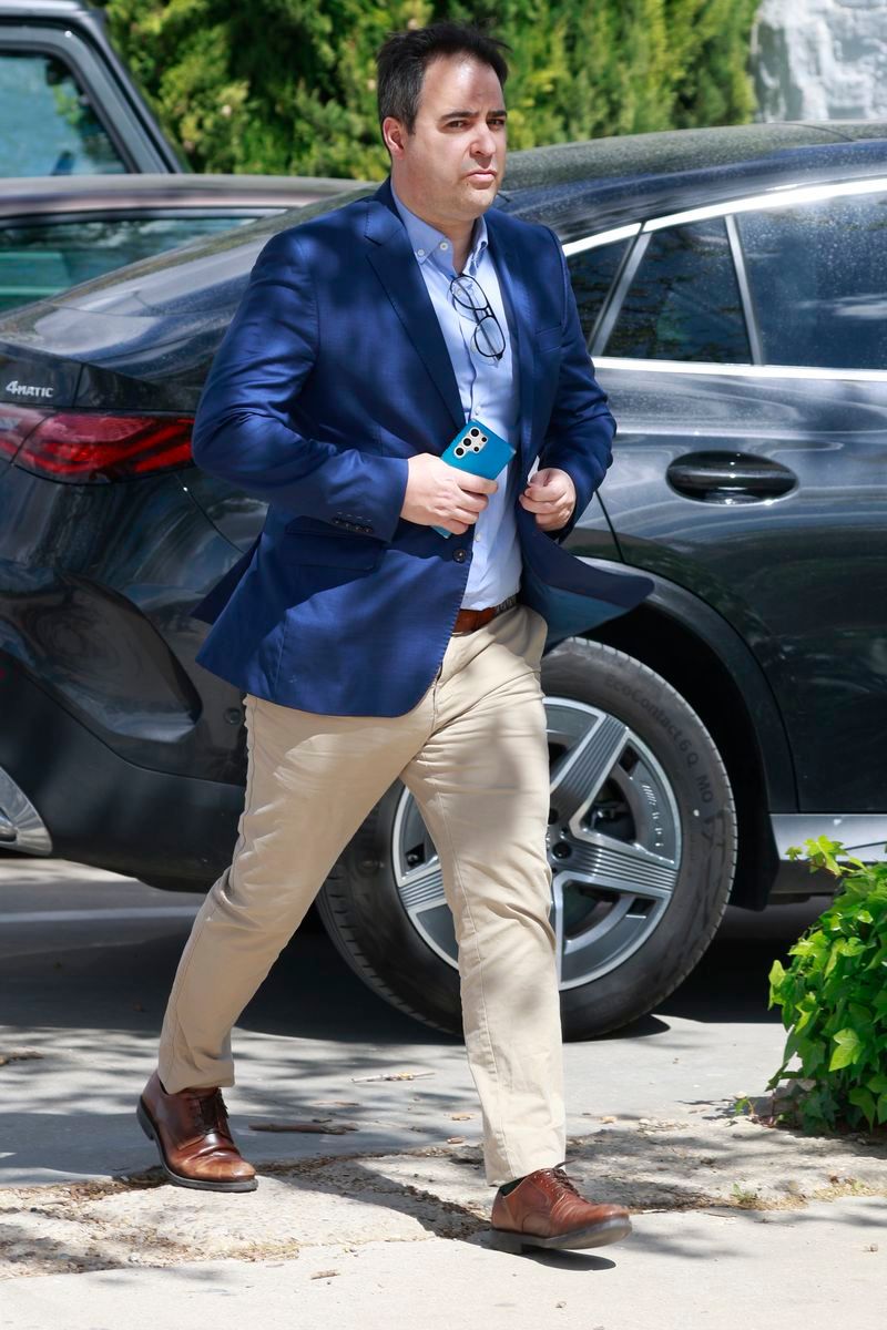 Álex Cruz, exmarido de Isabel Jiménez, en el tanatorio de Goyi Arévalo, madre de Sara Carbonero