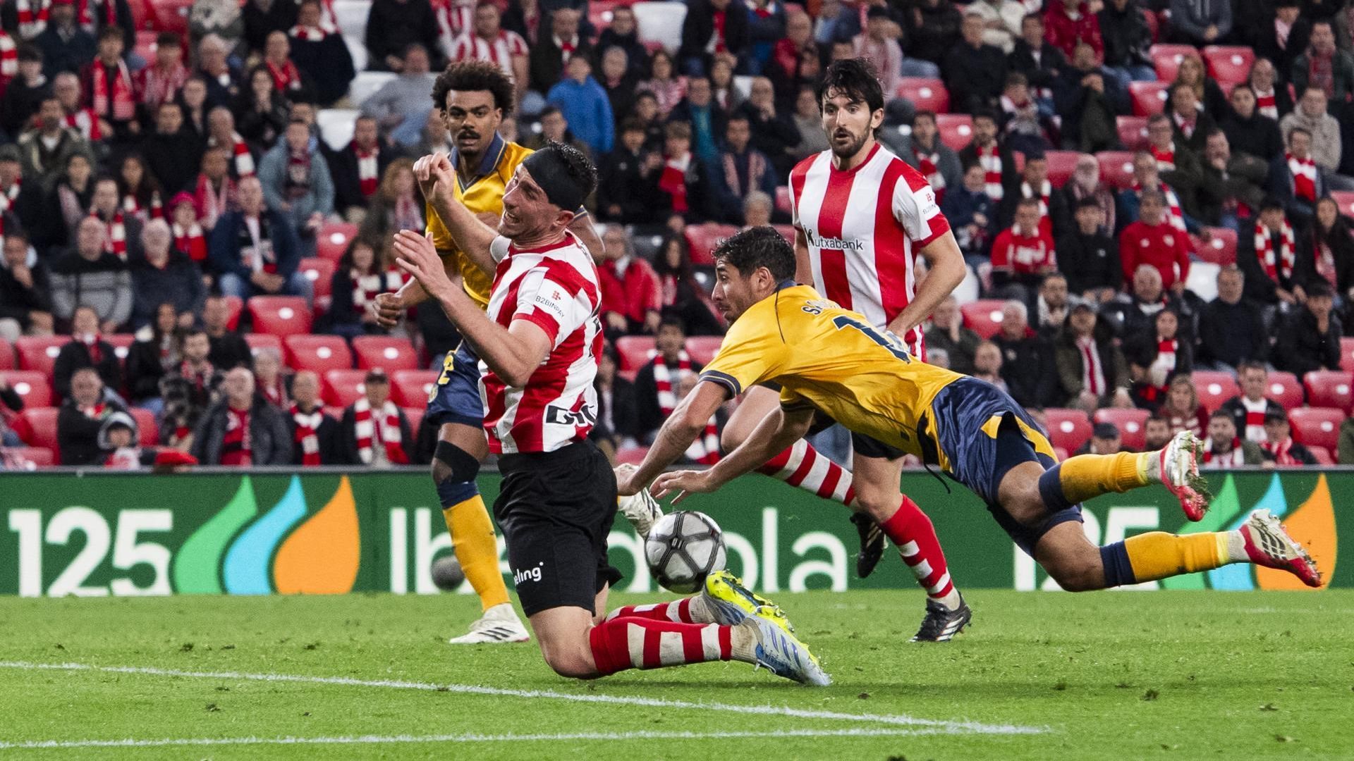 Aymeric Laporte cae derribado ante el Villarreal en San Mamés
