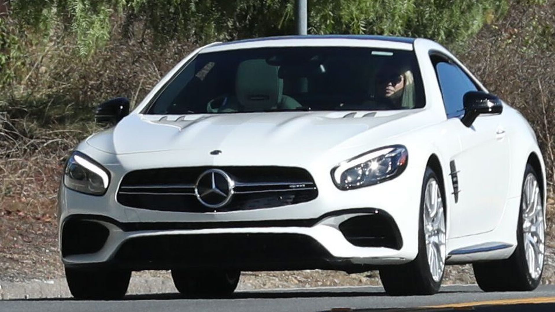 Britney Spears conduciendo un Mercedes Benz en 2023