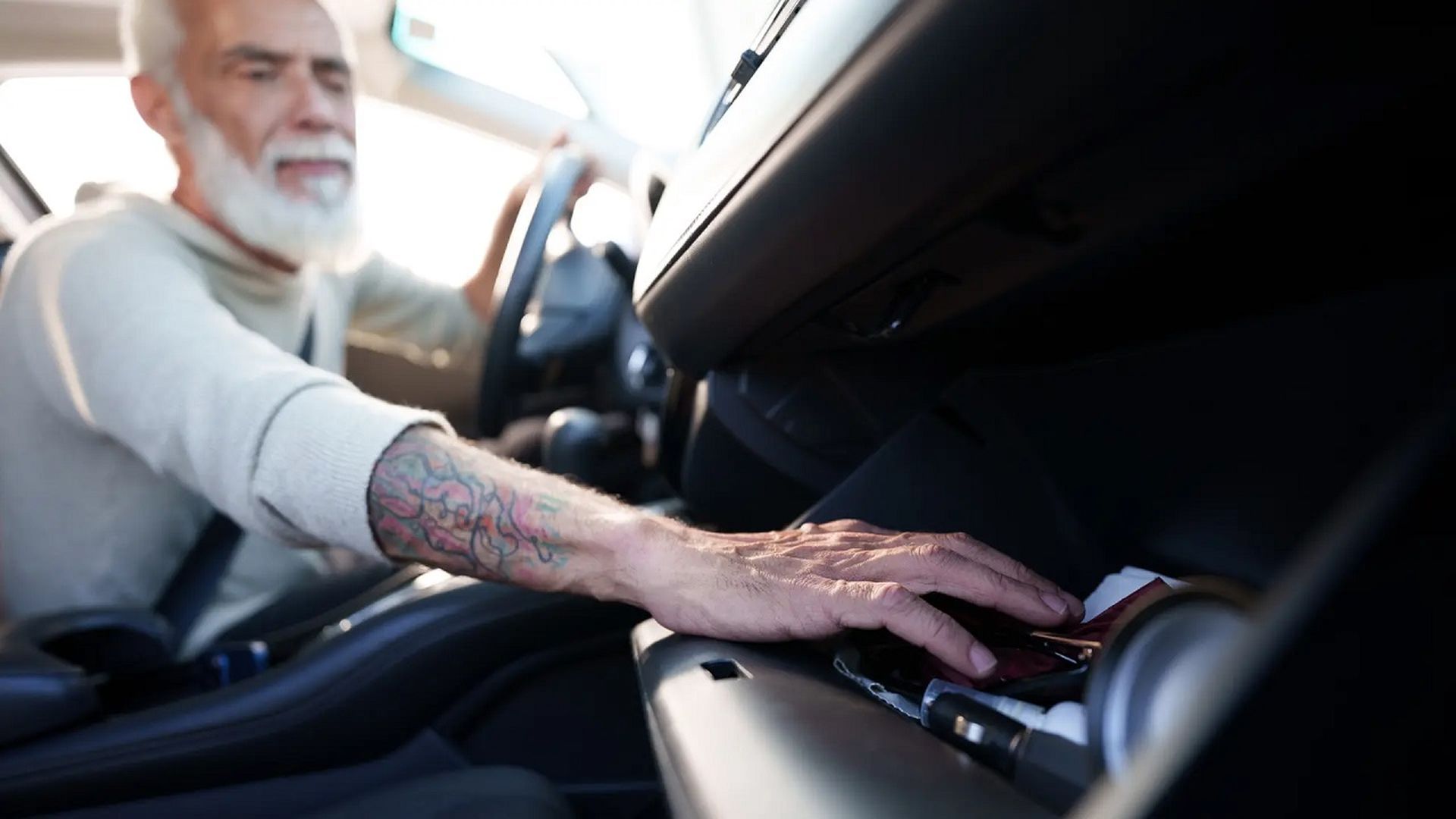 Buscando las gafas en la guantera Buscando las gafas en la guantera