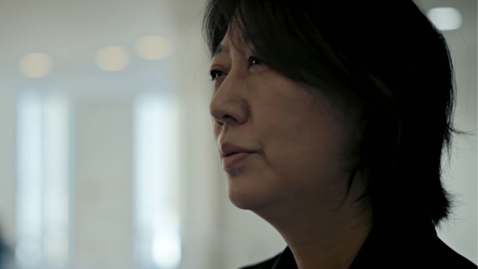 Una trabajadora del Gobierno japonés explica las medidas están adoptando para "poner fin de manera tajante" la muerte solitaria