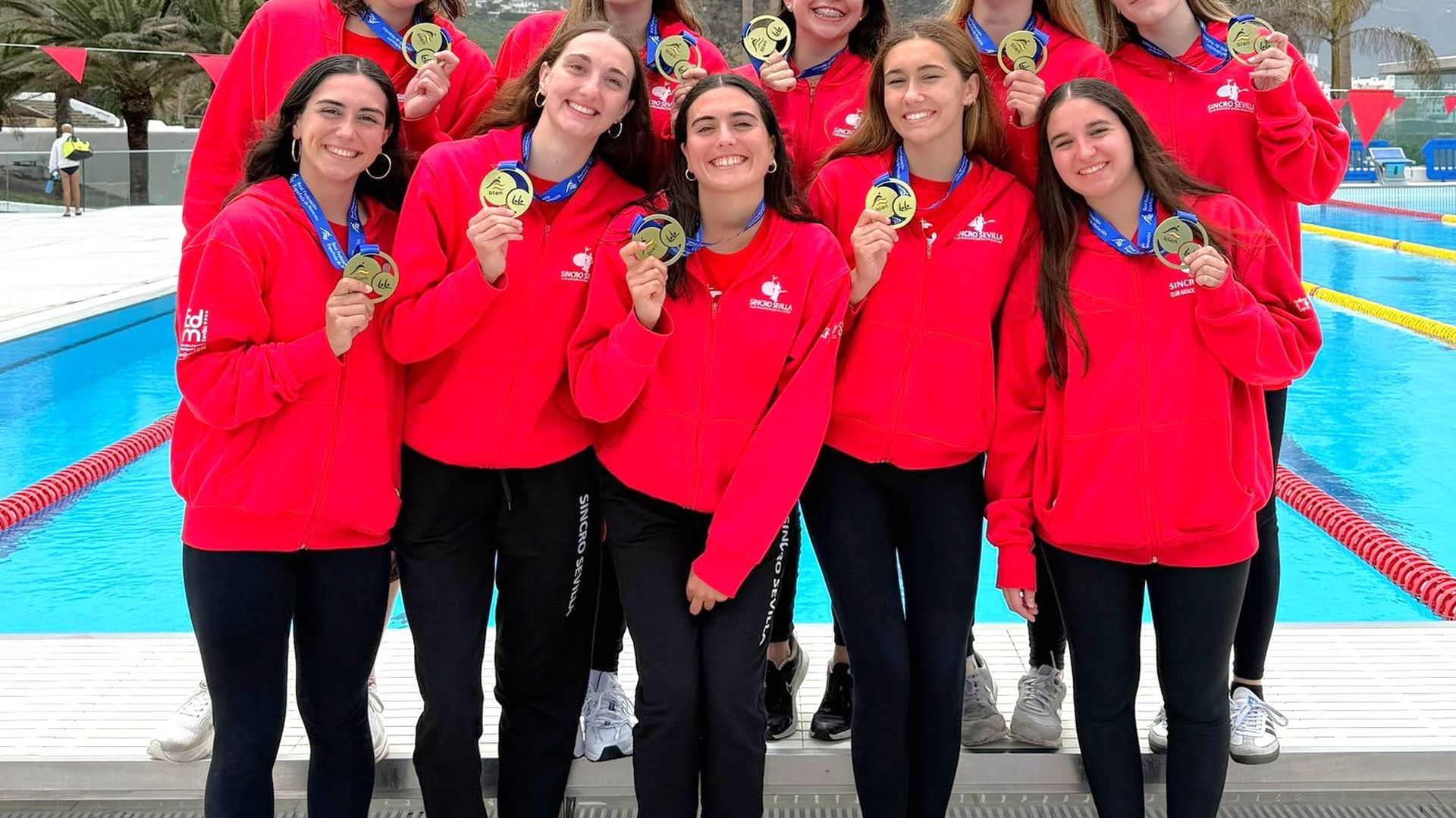 El equipo absoluto del Natación Sincro Sevilla posa con el oro nacional El equipo absoluto del Natación Sincro Sevilla posa con el oro nacional