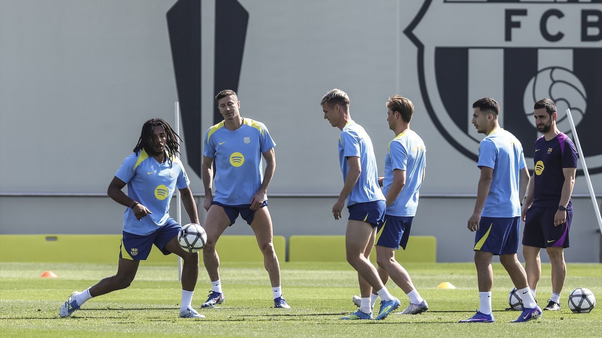 El FC Barcelona entrena en la ciudad deportiva