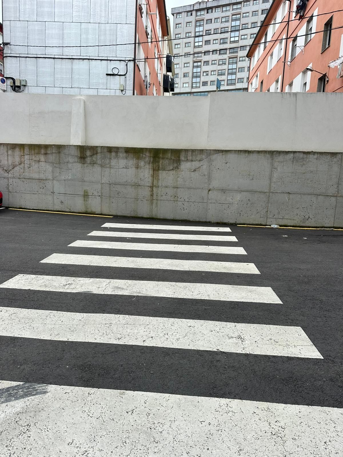 El paso de peatones termina en una pared que no lleva a ningún sitio