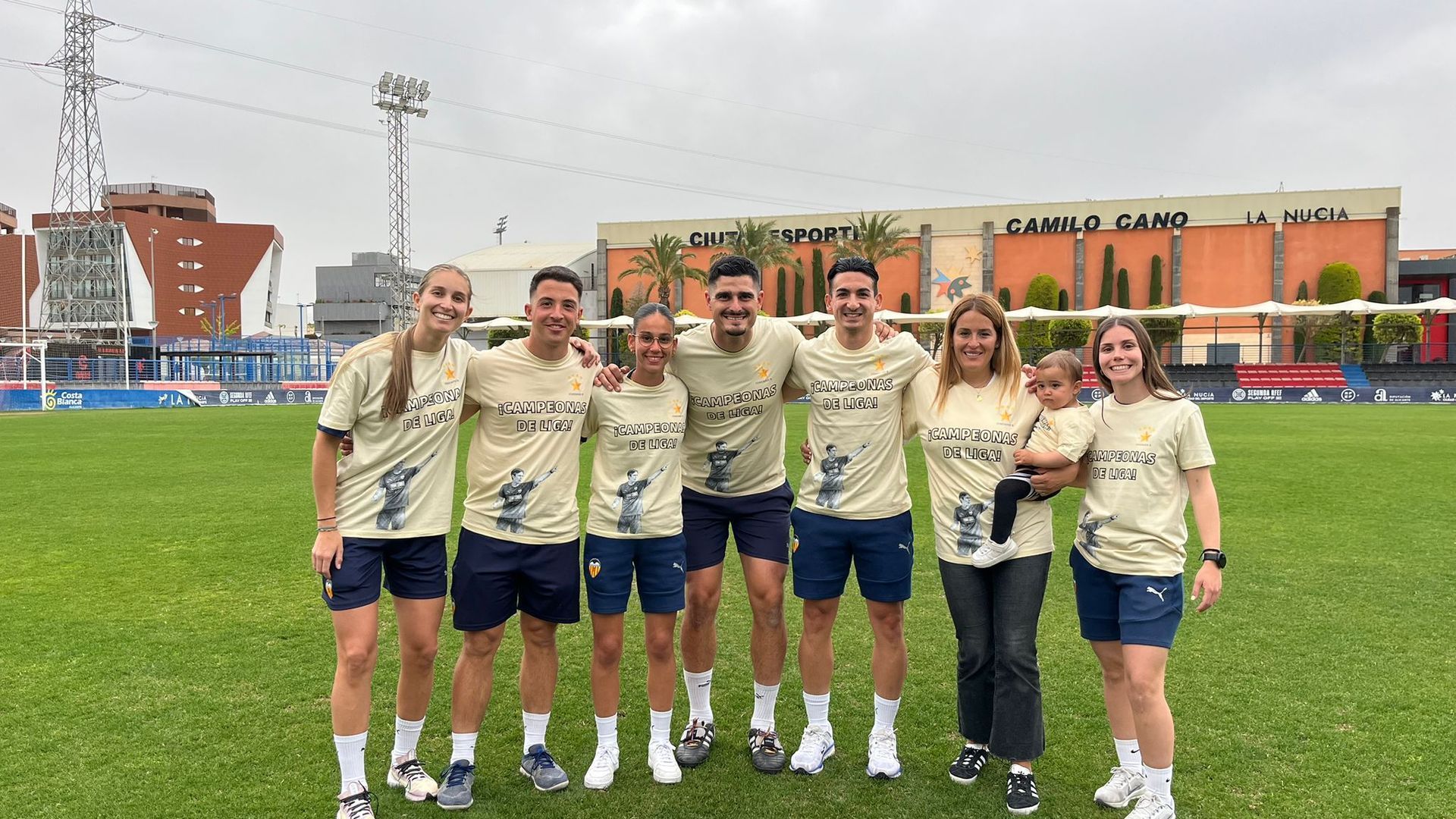 El Valencia CF Femenino de Fernando Martín le homenajea con el título