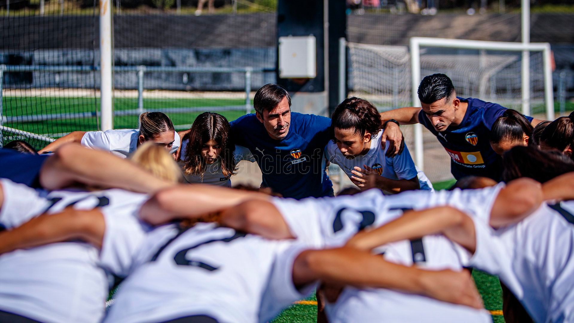 El Valencia CF Femenino de Fernando Martín le homenajea con el título