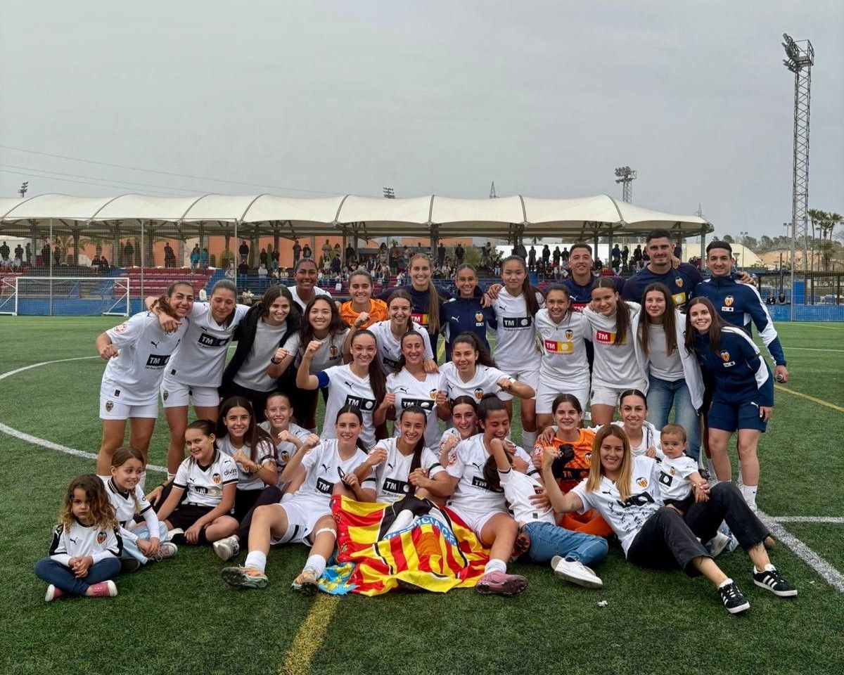El Valencia CF Femenino de Fernando Martín le homenajea con el título
