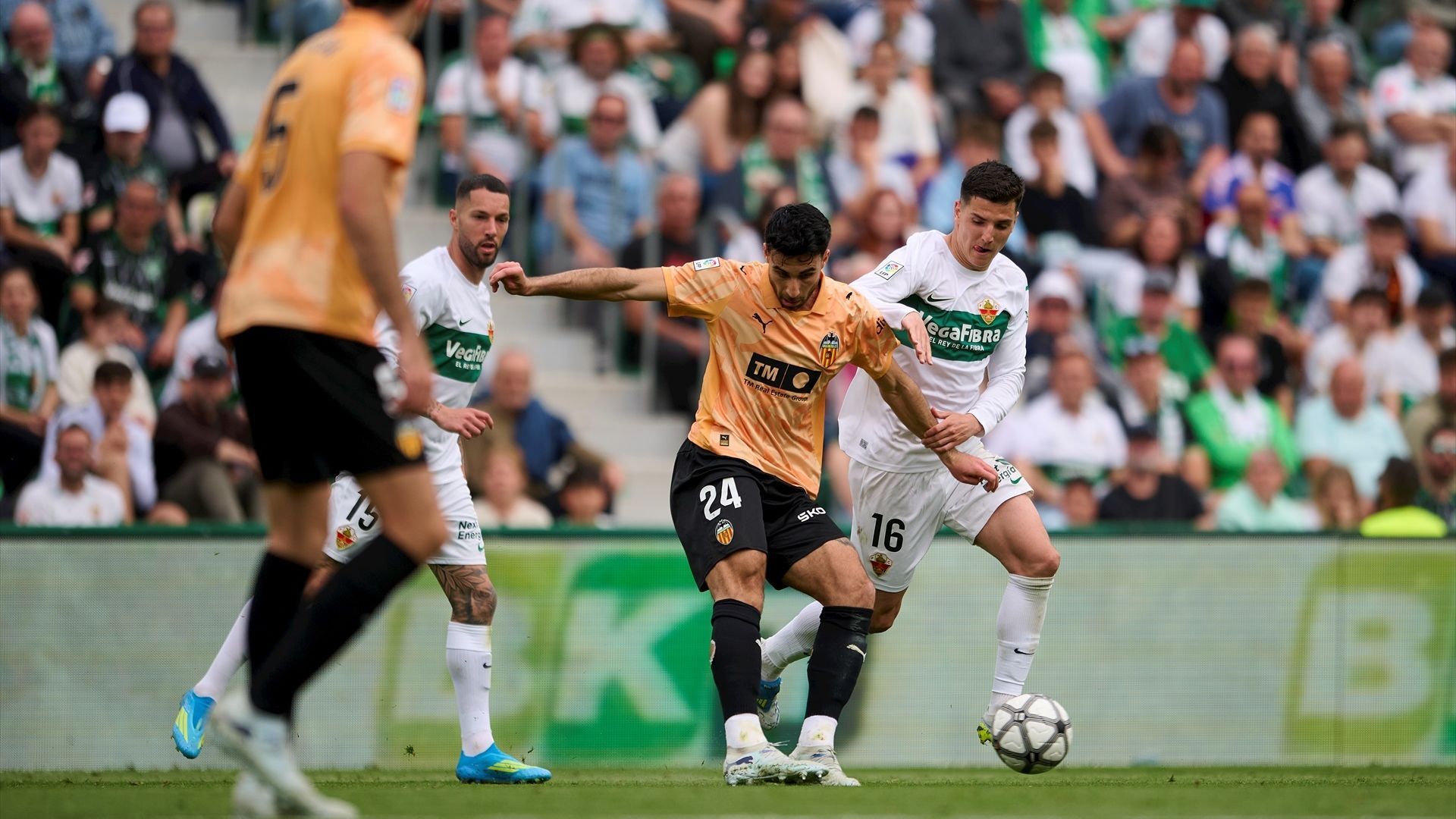 Eray Cömert, en una jugada con Martim Neto