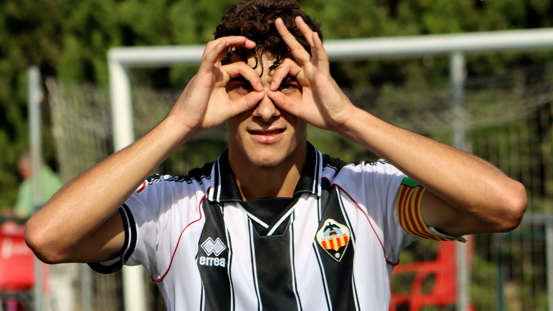 Fran Samtamaría celebra un gol con el Castellón