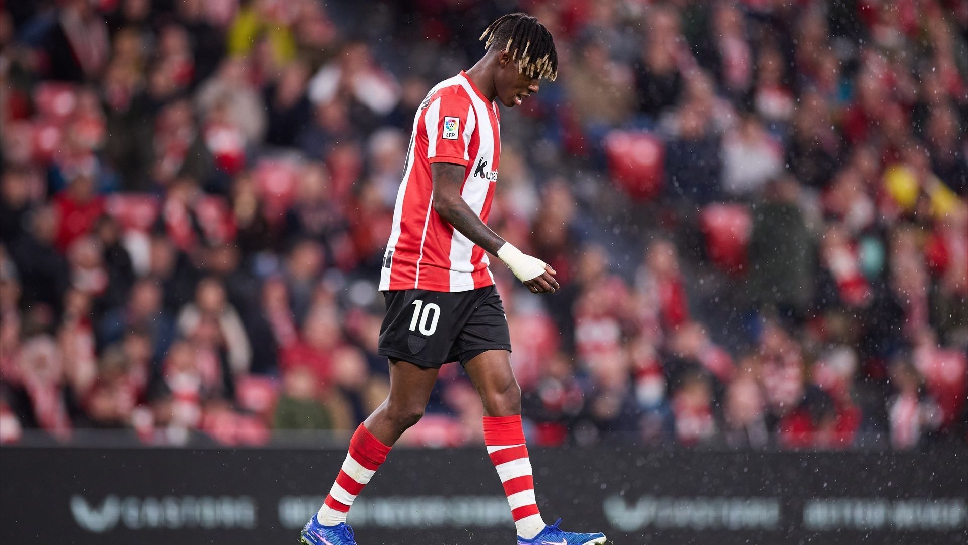 Gesto cabizbajo de Nico Williams ante el Villarreal en San Mamés