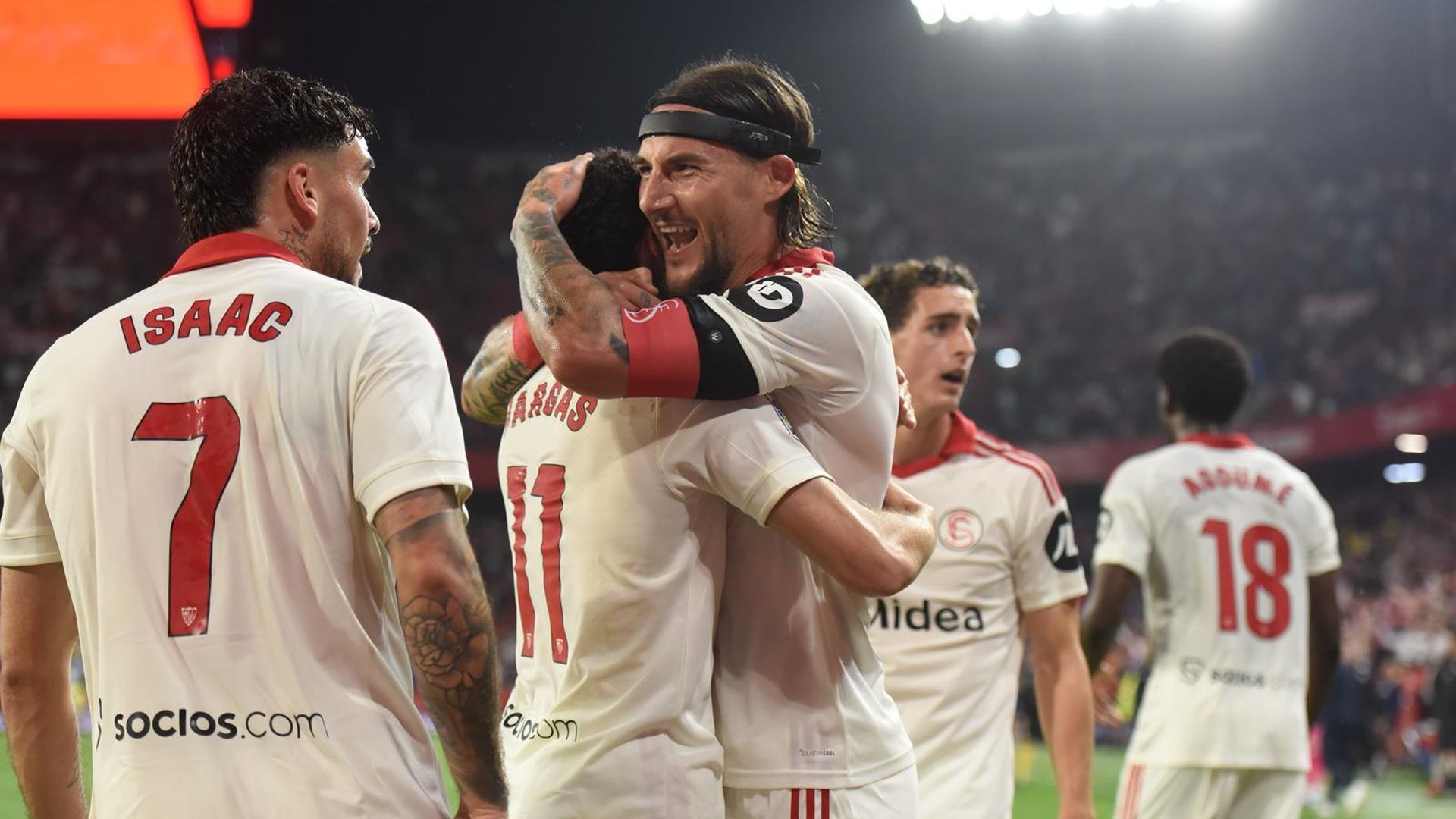 Gudelj celebra su gol en el Sevilla - Atlético de Madrid