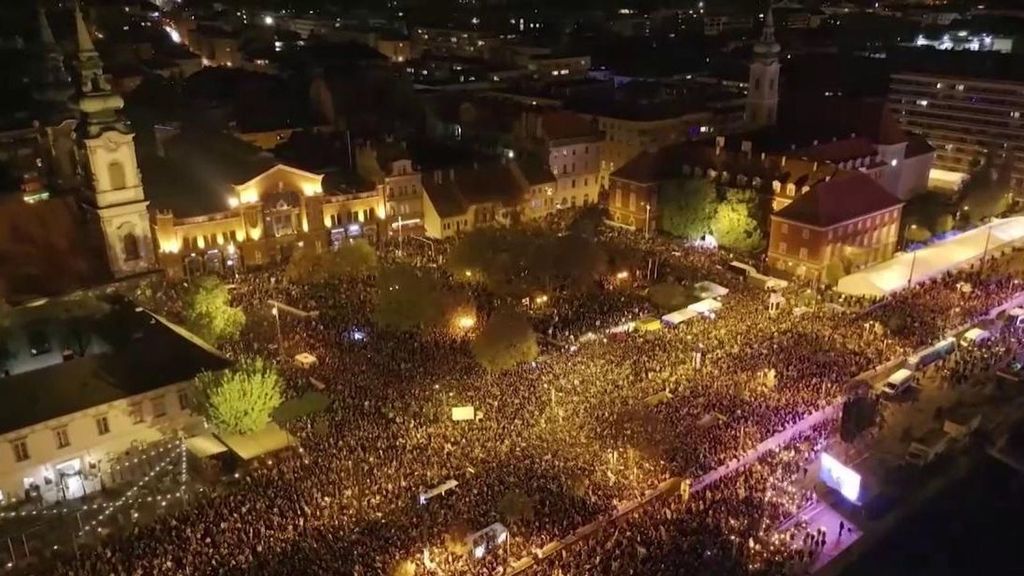 Hungría sale a la calle para celebrar la caída de Orban tras 16 años