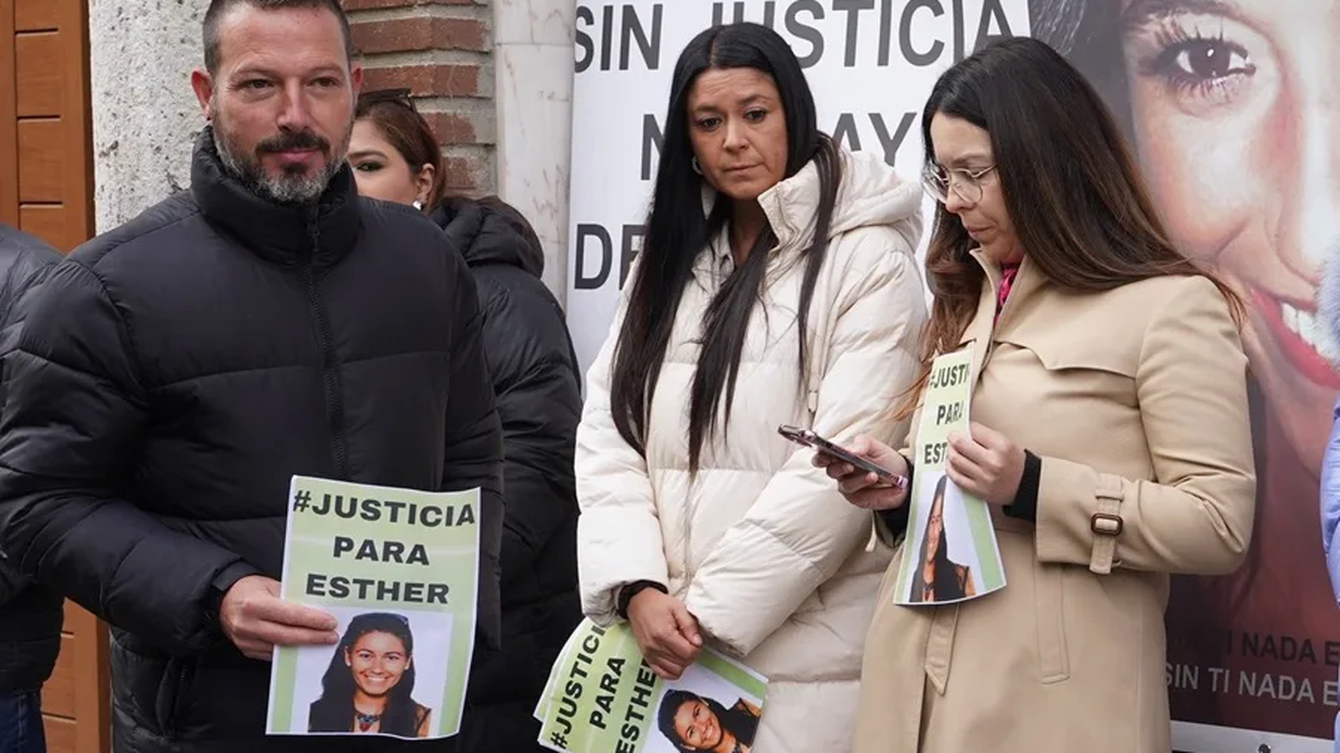 Inés López, la hermana de Esther López, en una concentración para pedir justicia por su muerte