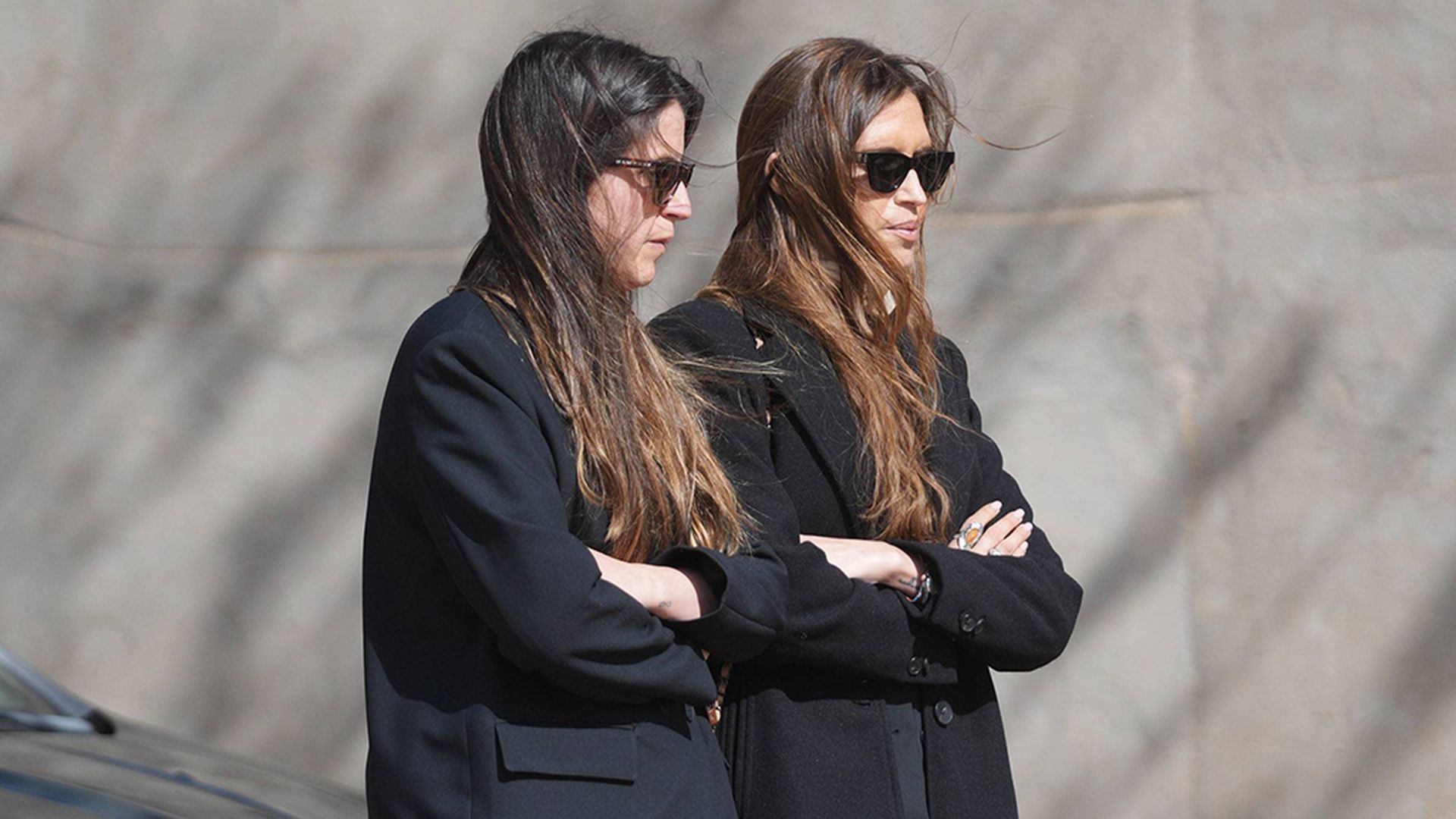 Irene y Sara Carbonero, en la despedida de su madre Irene y Sara Carbonero, en la despedida de su madre