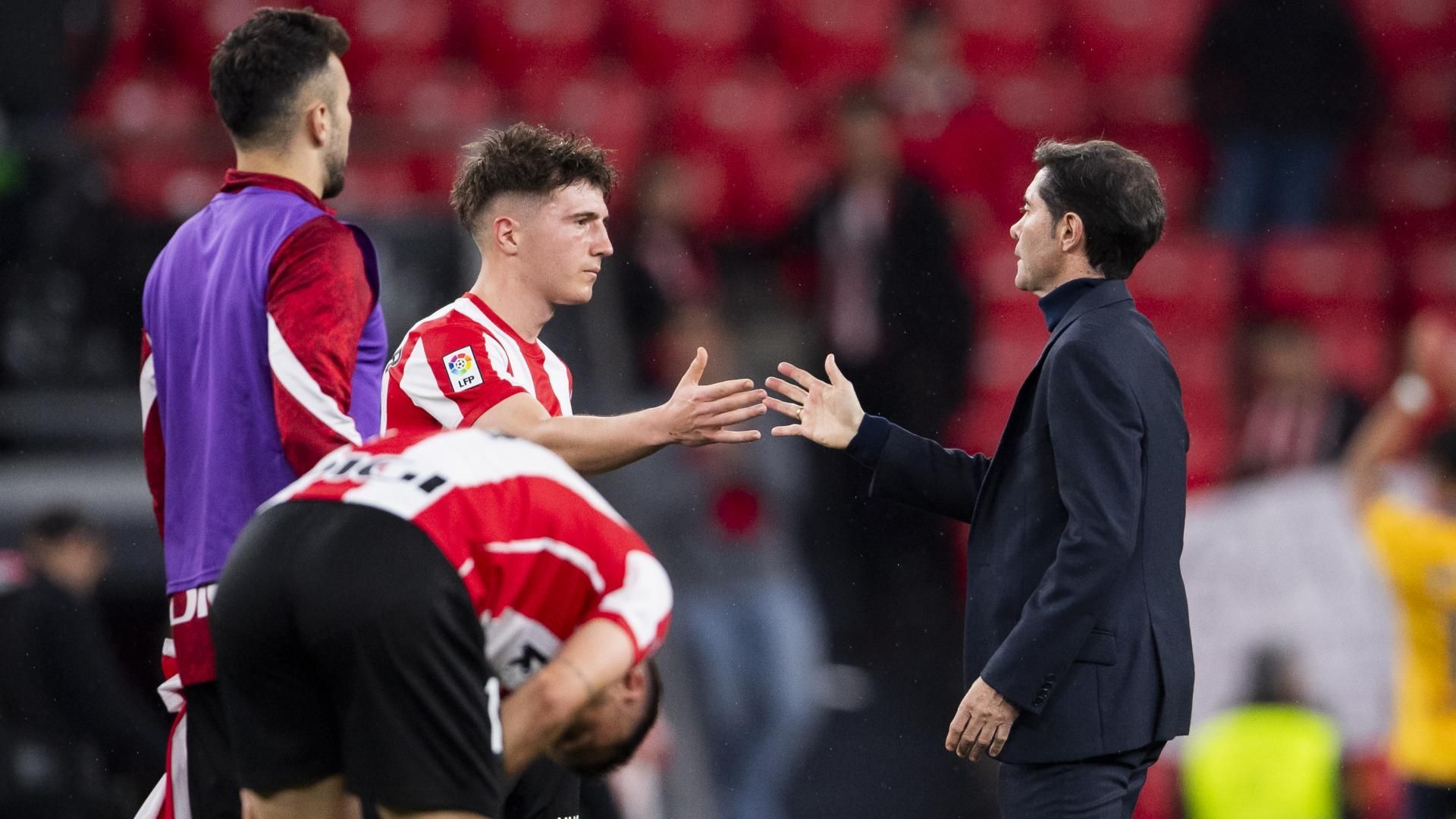 Jauregizar saluda a Marcelino tras caer ante el Villarreal en San Mamés