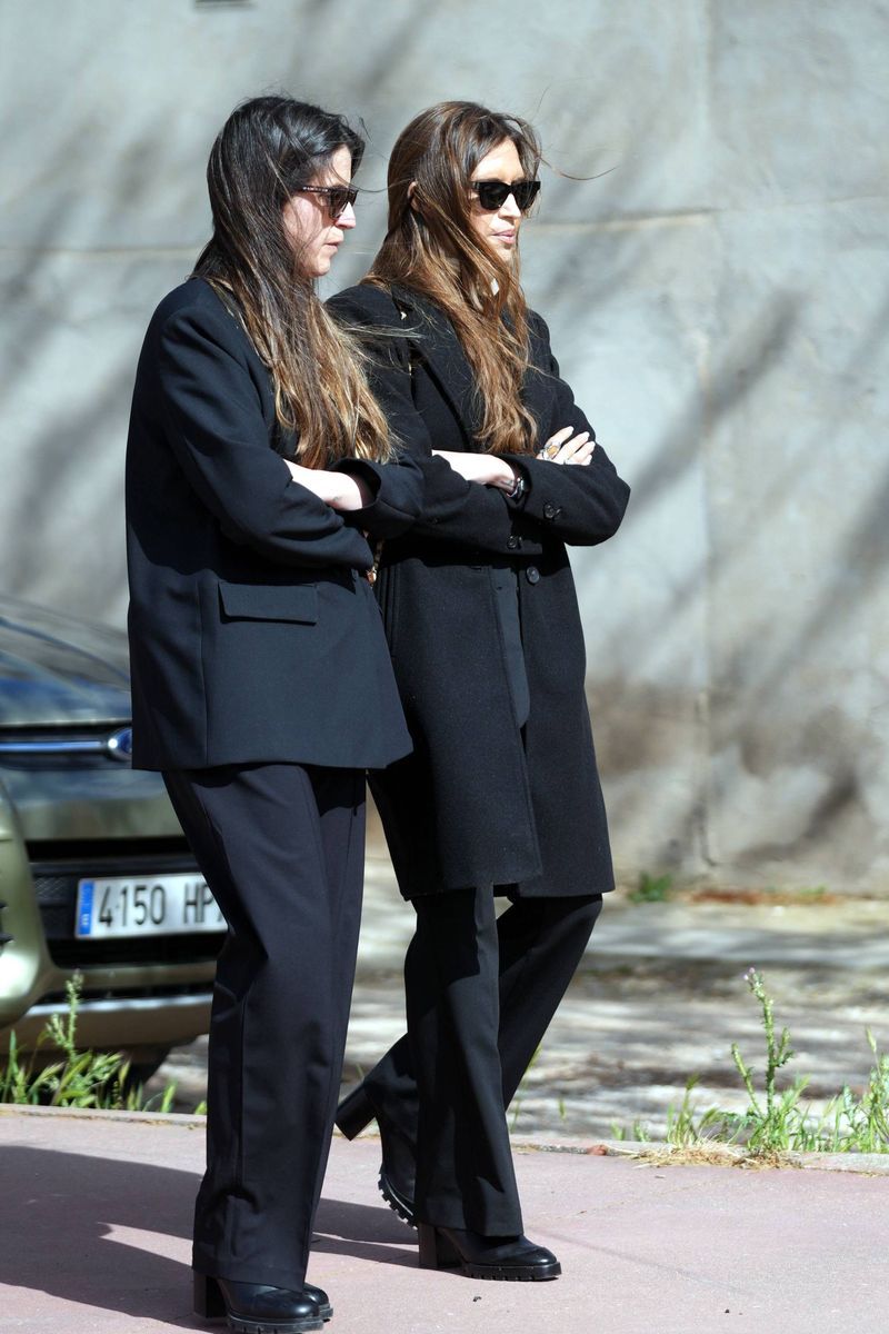 Sara Carbonero y su hermana Irene, en la despedida a su madre, Goyi Arévalo