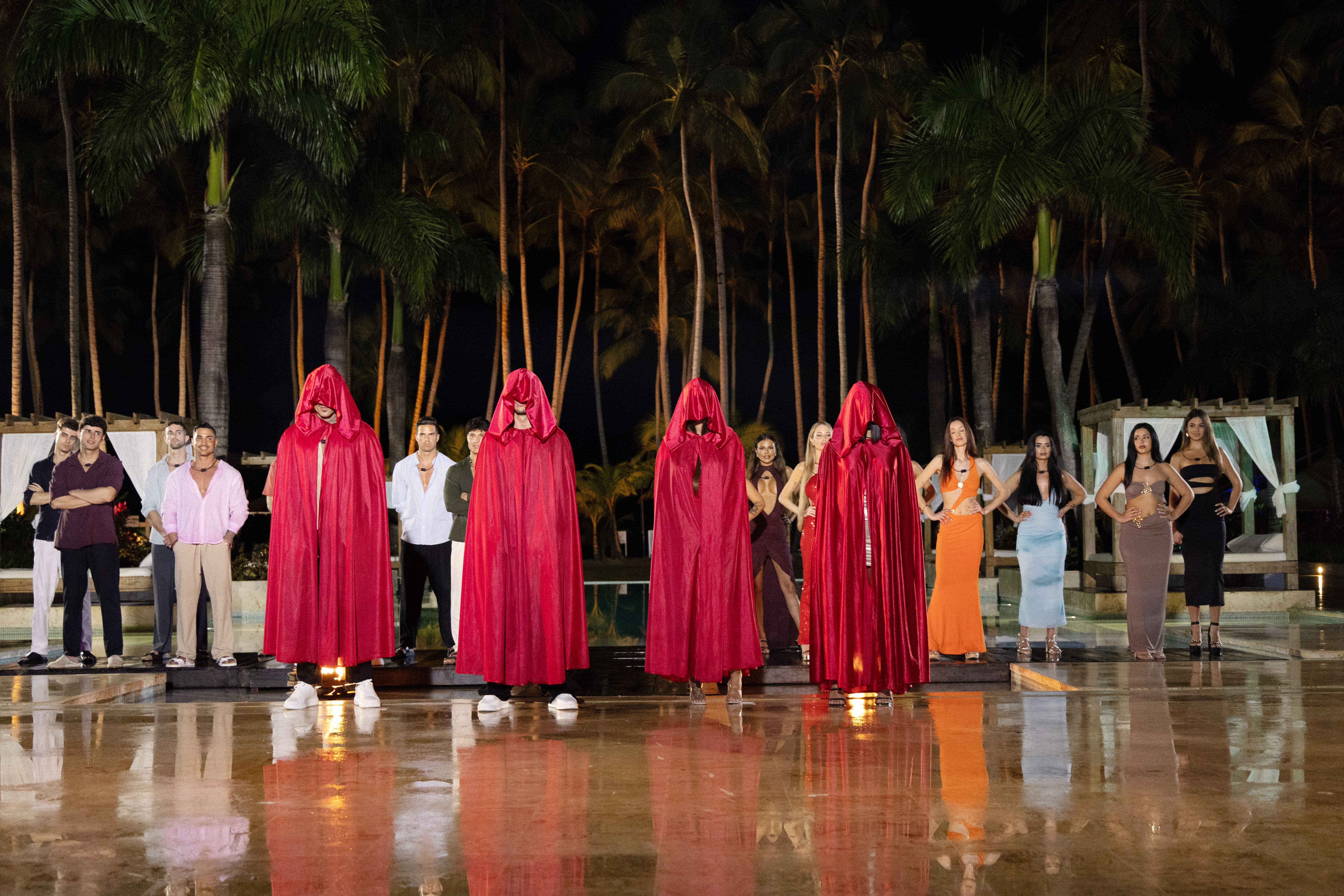 La irrupción de cuatro tentadores VIP durante la imposición de collares en la ceremonia de solteros, el martes a las 21:45h en 'La Isla de las Tentaciones 10'