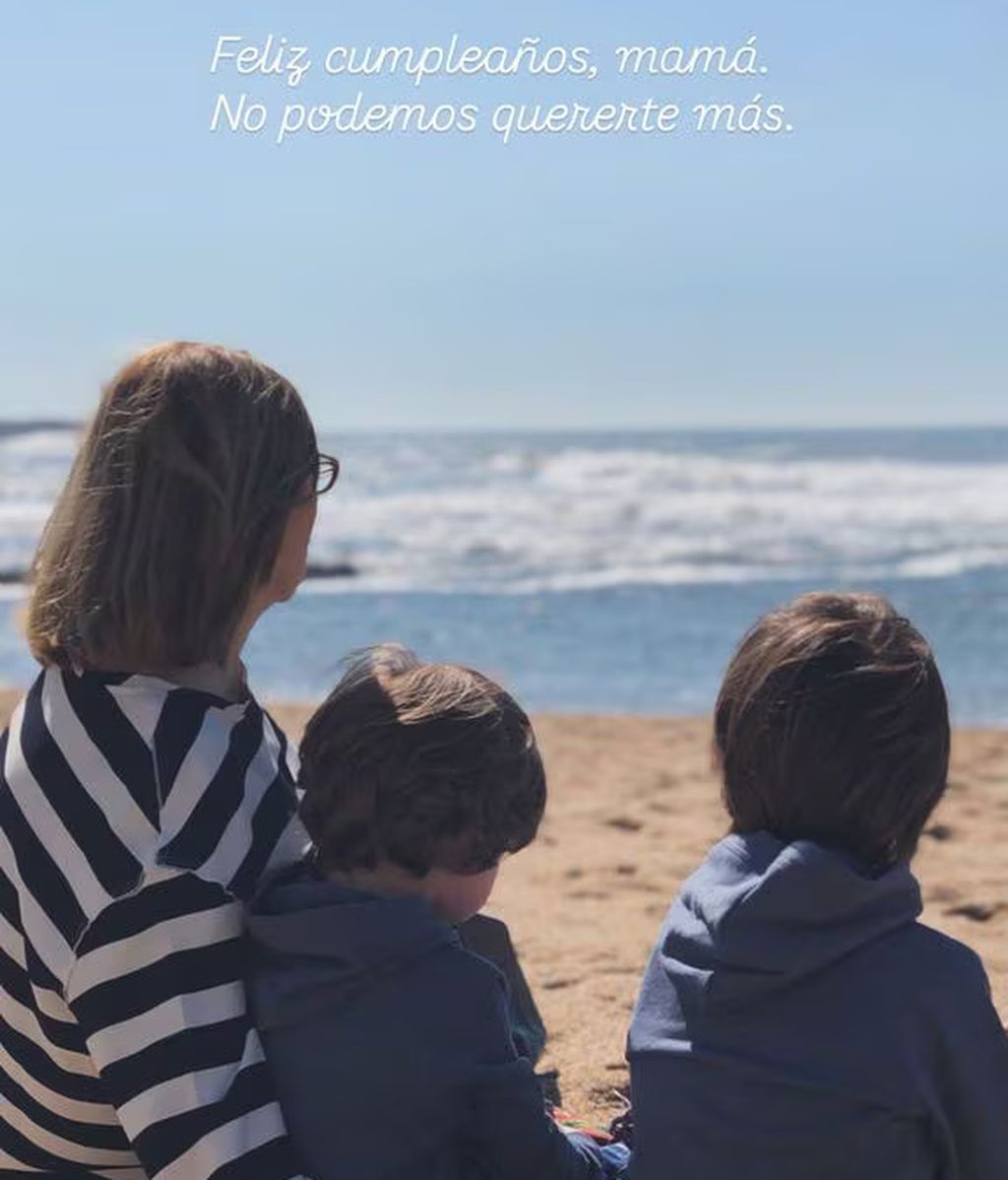 La madre de Sara Carbonero con sus hijos durante su último cumpleaños