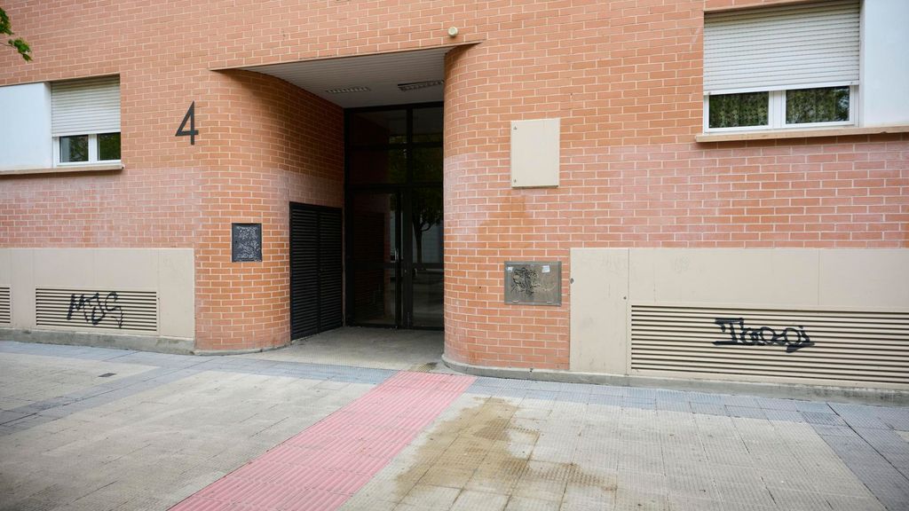 La mujer muerta en Pamplona tras caer desde un tercer piso trató de huir por la ventana con sábanas anudadas: un hombre está detenido