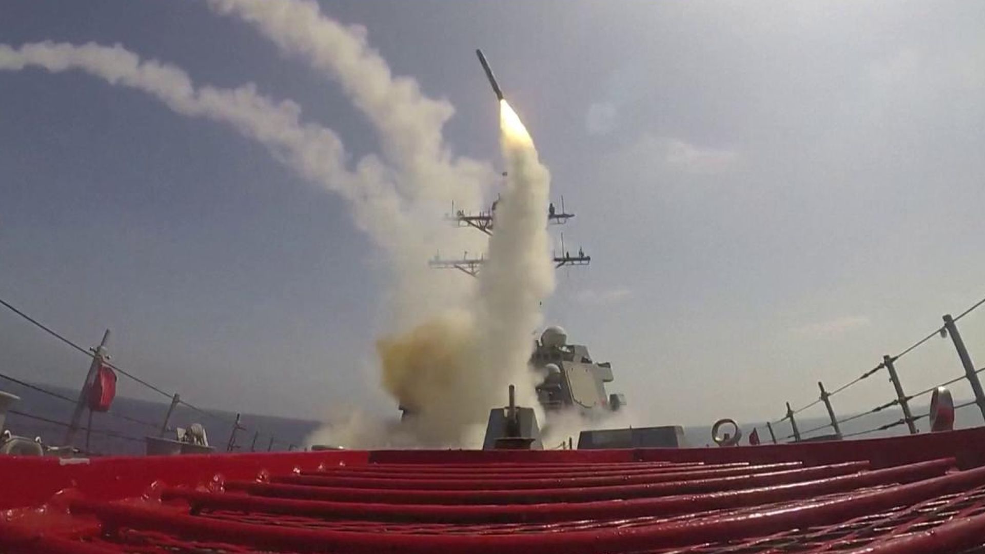 Las consecuencias del doble bloqueo del estrecho de Ormuz: Trump amenaza con abordar cualquier buque que pague peaje a Irán