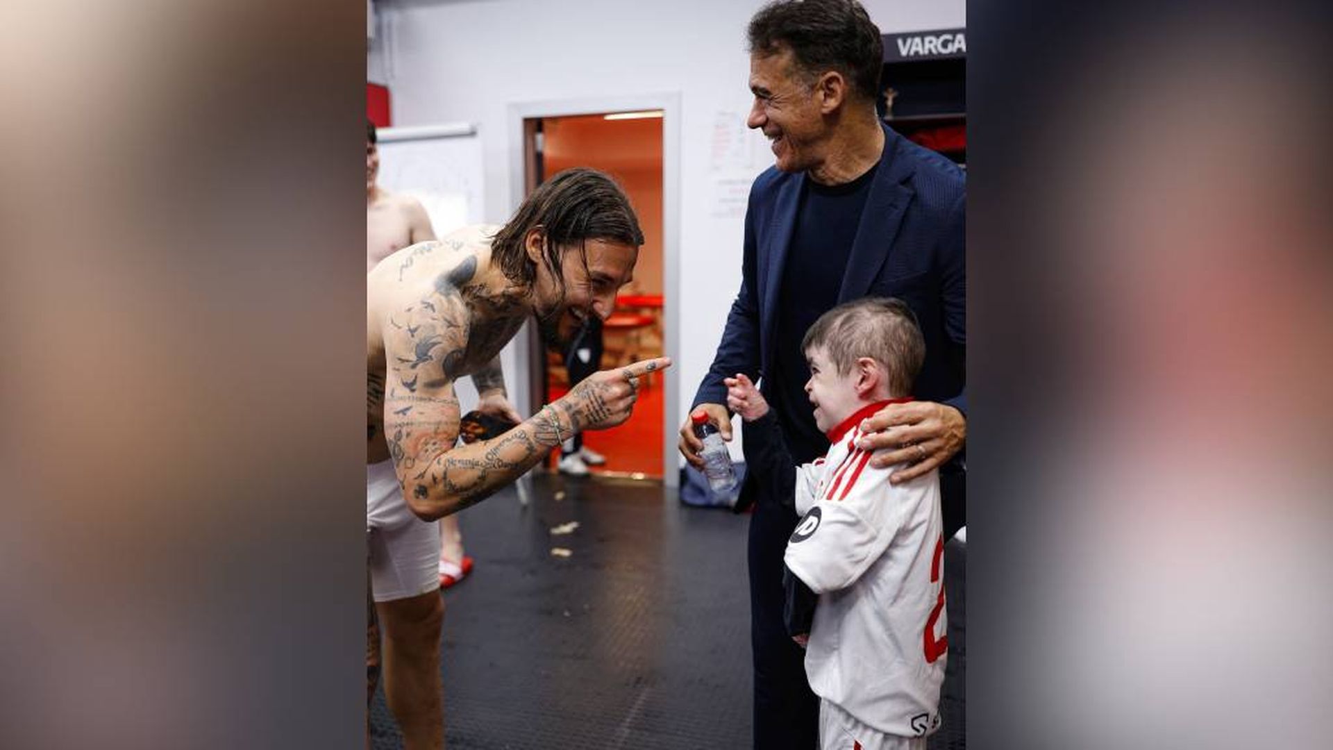 Leo, niño de 12 años con ‘piel de mariposa’, talismán para el Sevilla y testigo de su victoria ante el Atlético de Madrid: “Fue un tesoro pasar un rato con él”