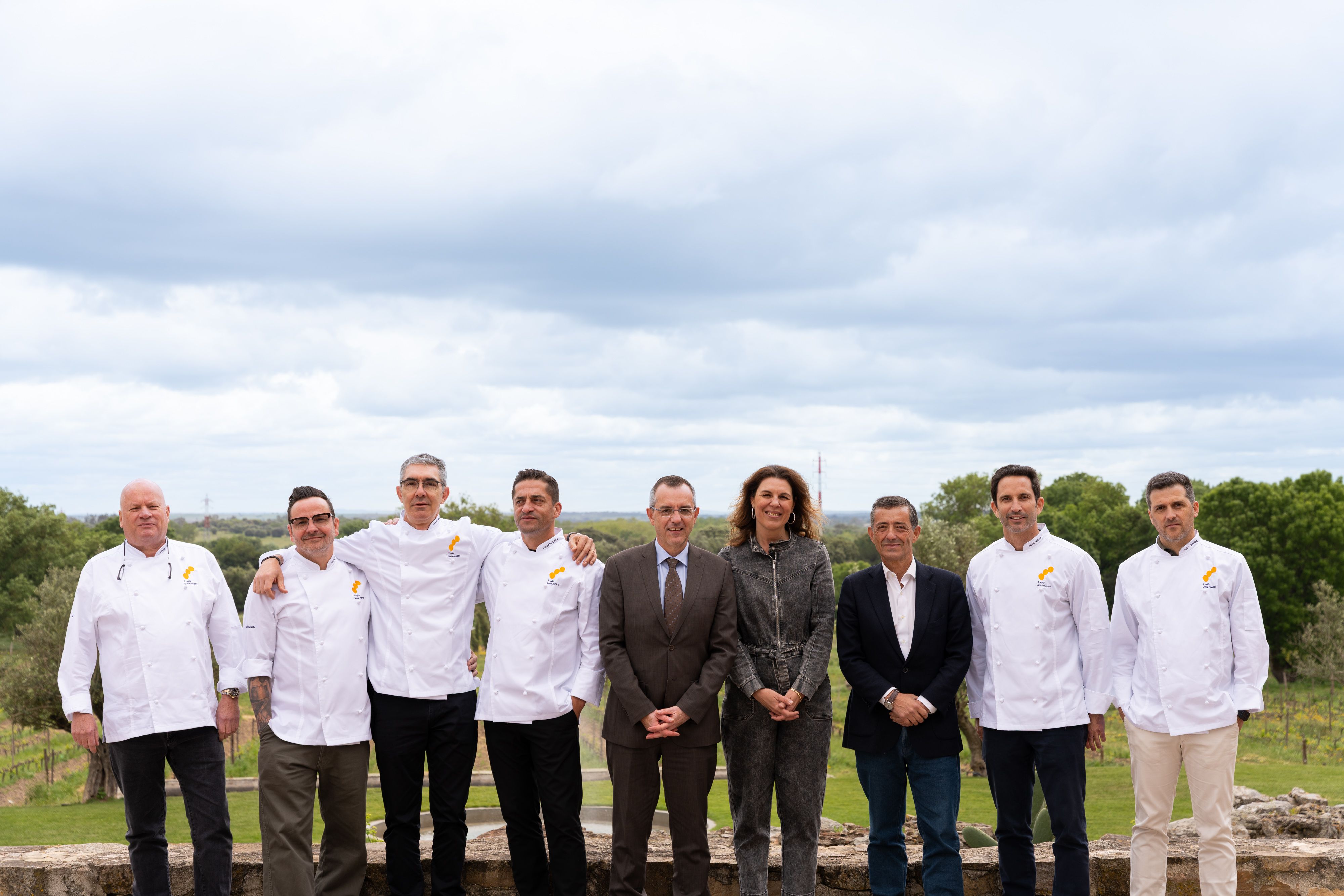 Los Tres Soles Guía Repsol Portugal junto a José Manuel Santos, presidente de Entidad Regional de Turismo, María Ritter, directora de Guía Repsol, y Carlos Zorrinho, presidente de la Cámara Municipal de Évora_2