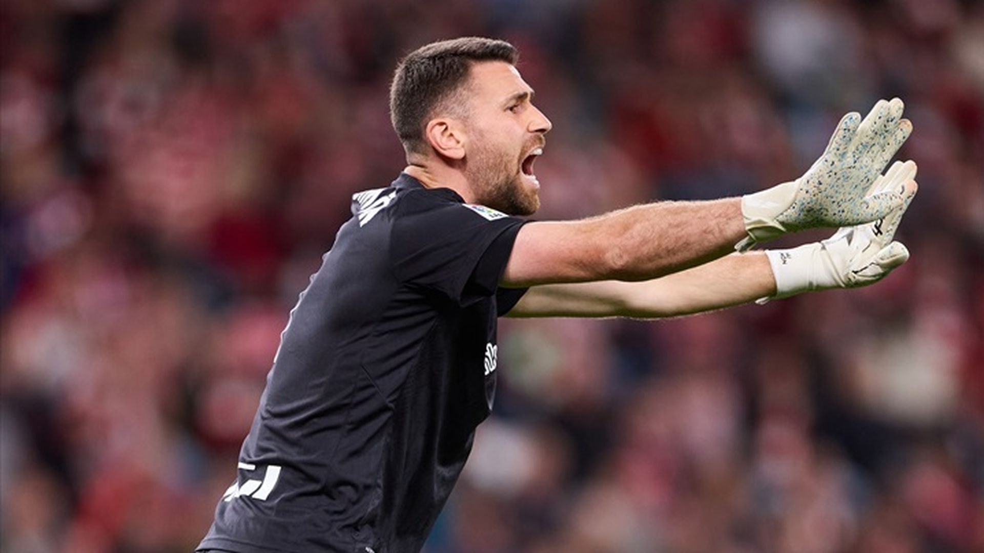 Órdenes del meta Unai Simón ante el Villarreal en San Mamés