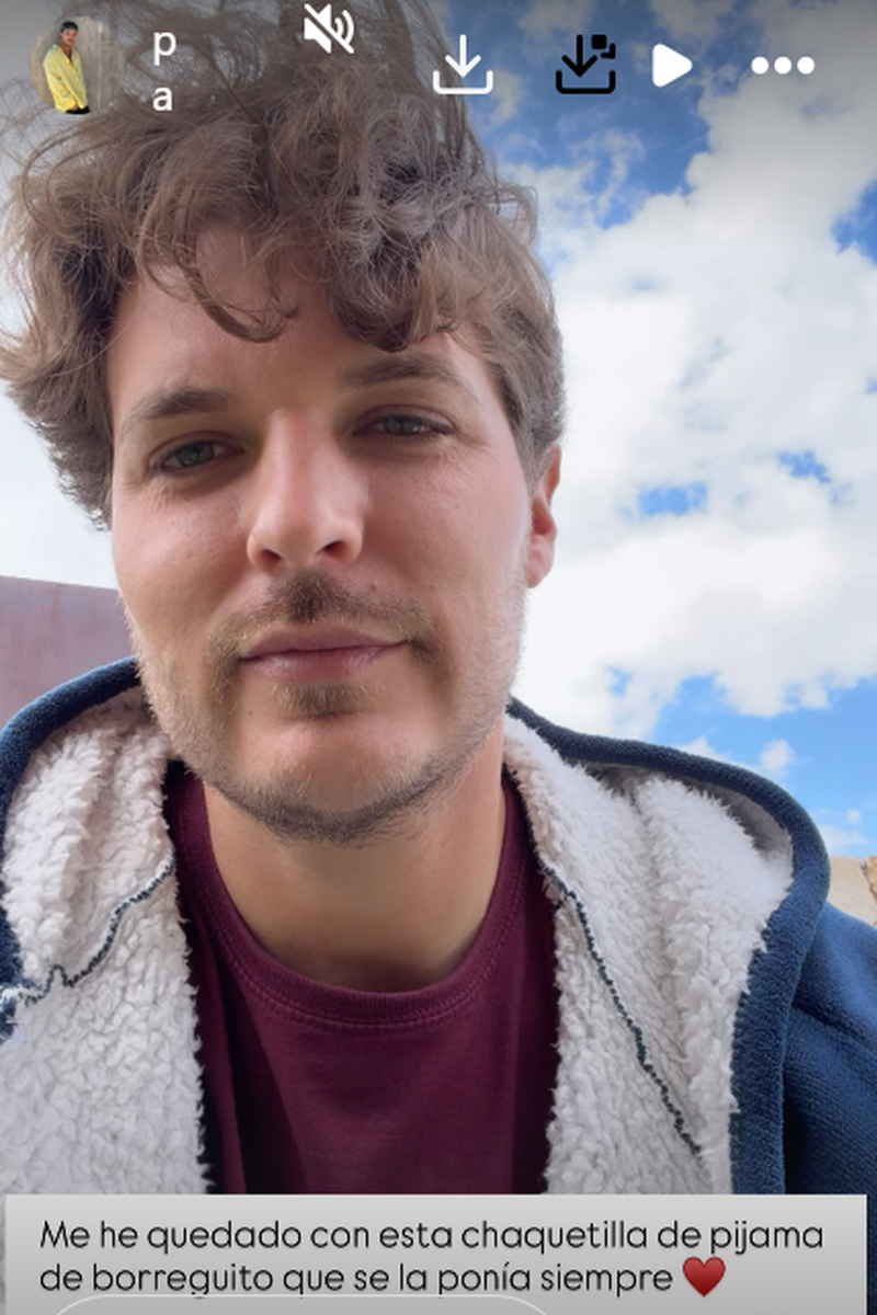 Pablo Pisa enseña la prensa que se ha quedado de su madre: una chaqueta de borreguito