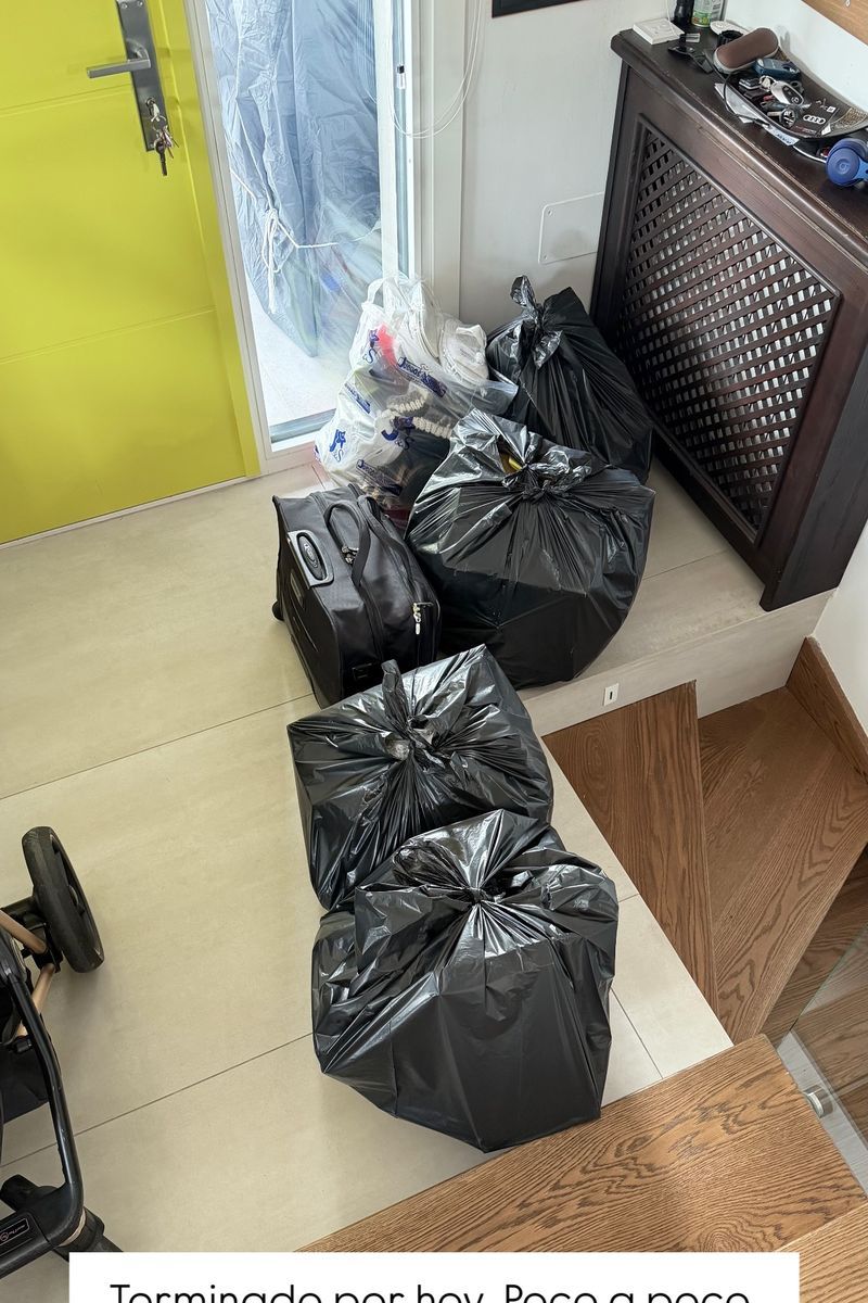 Pablo Pisa muestra todo lo que ha sacado de los armarios del cuarto de su madre