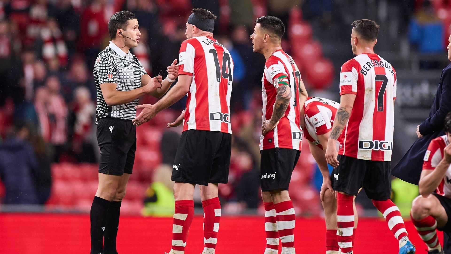 Protesta de Laporte y Yuri ante Mansilla con el Villarreal en San Mamés