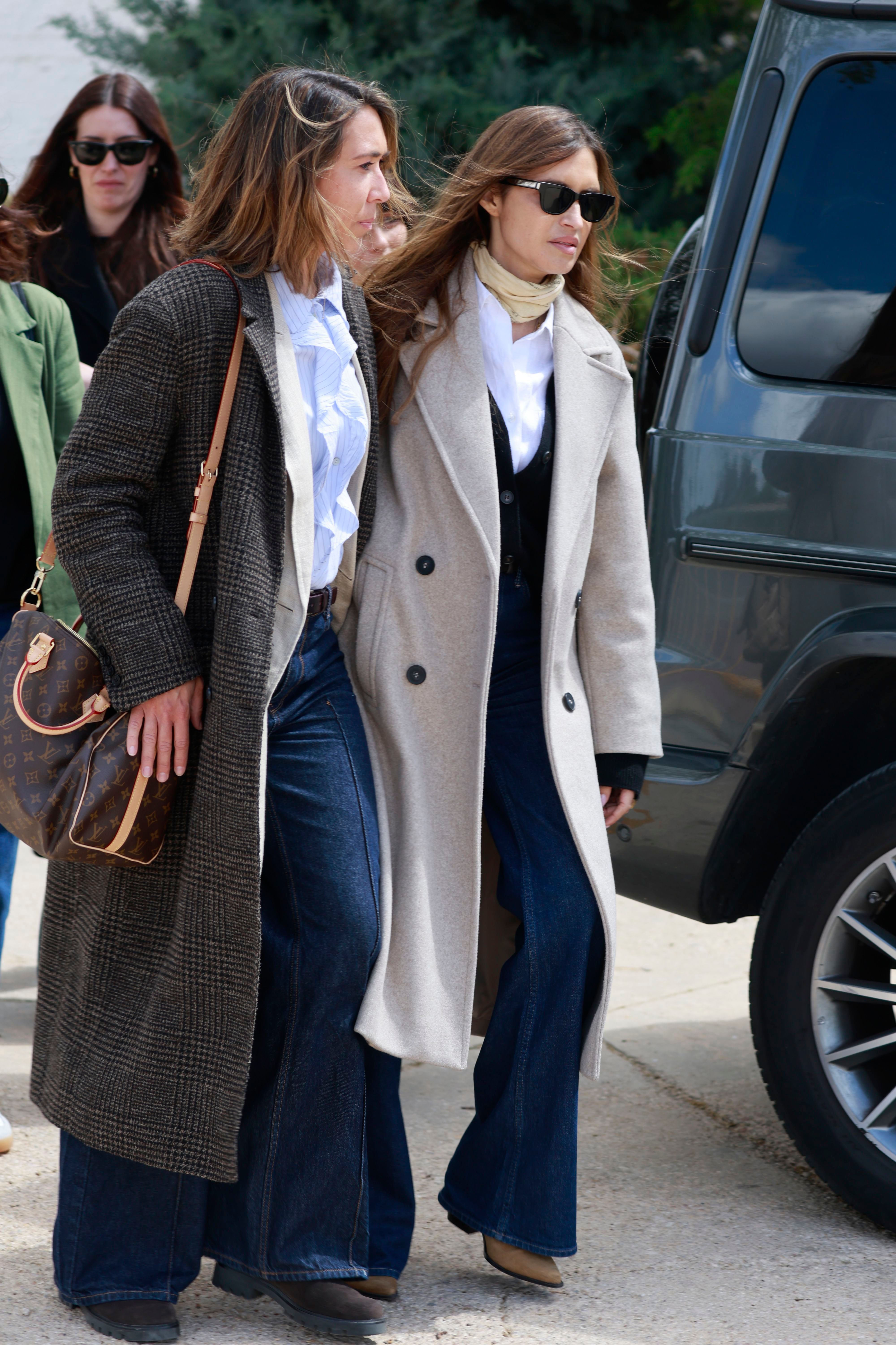 Sara Carbonero, arropada por sus amigas en el tanatorio de su madre, Goyi Arévalo