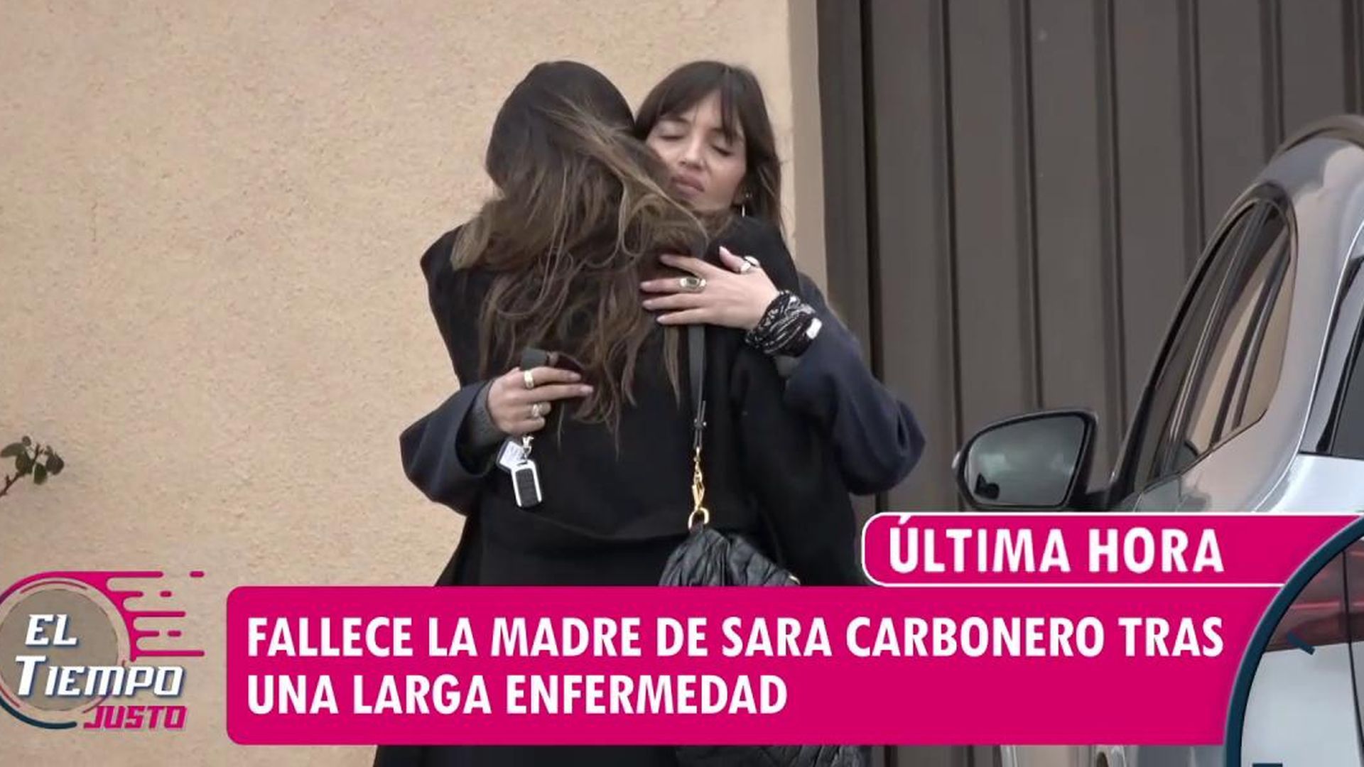 Sara Carbonero y su hermana Irene, abrazadas al comiendo del cortejo fúnebre de su madre, Goyi Arévalo