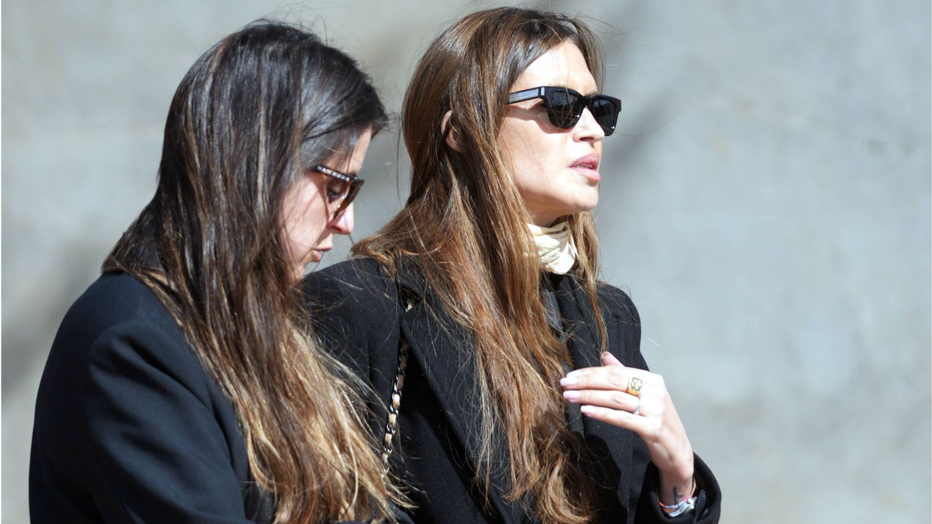 Sara Carbonero y su hermana Irene, en el funeral de su madre, Goyi Arévalo