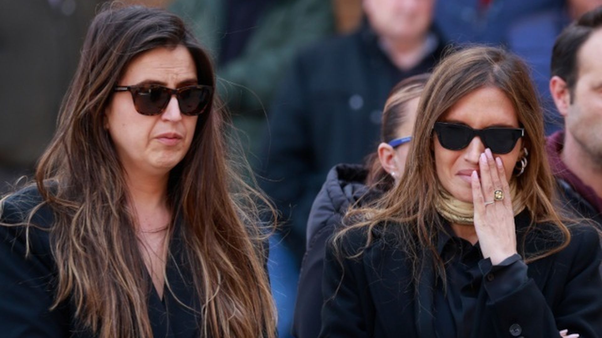 Sara Carbonero y su hermana Irene, rotas en la despedida a su madre