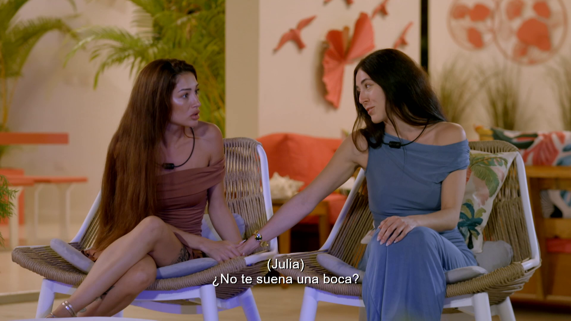 Una de las chicas alucina al descubrir que un amigo de su novio está entre los solteros durante la presentación