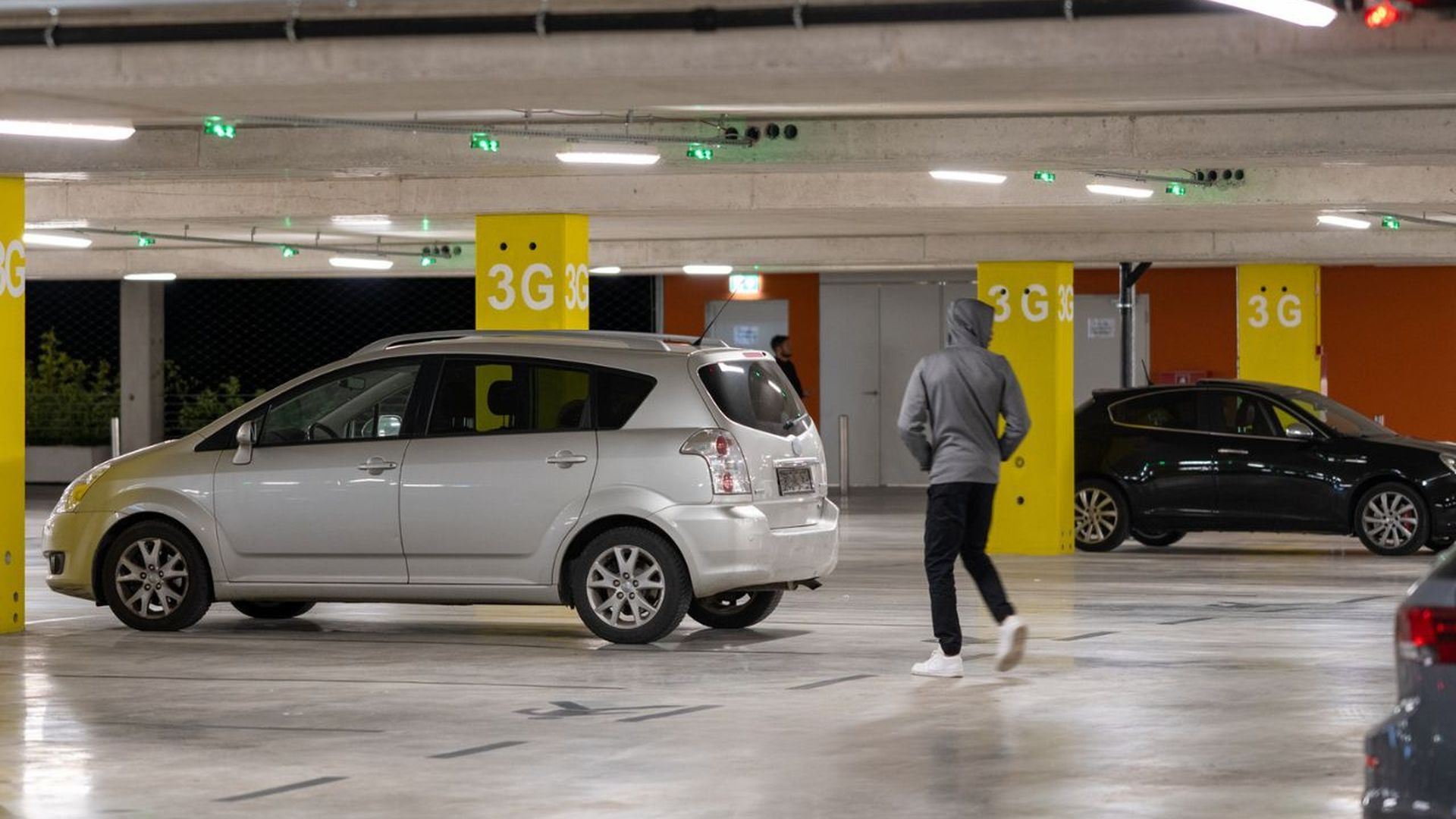 Una persona sospechosa en un aparcamiento público Una persona sospechosa en un aparcamiento público