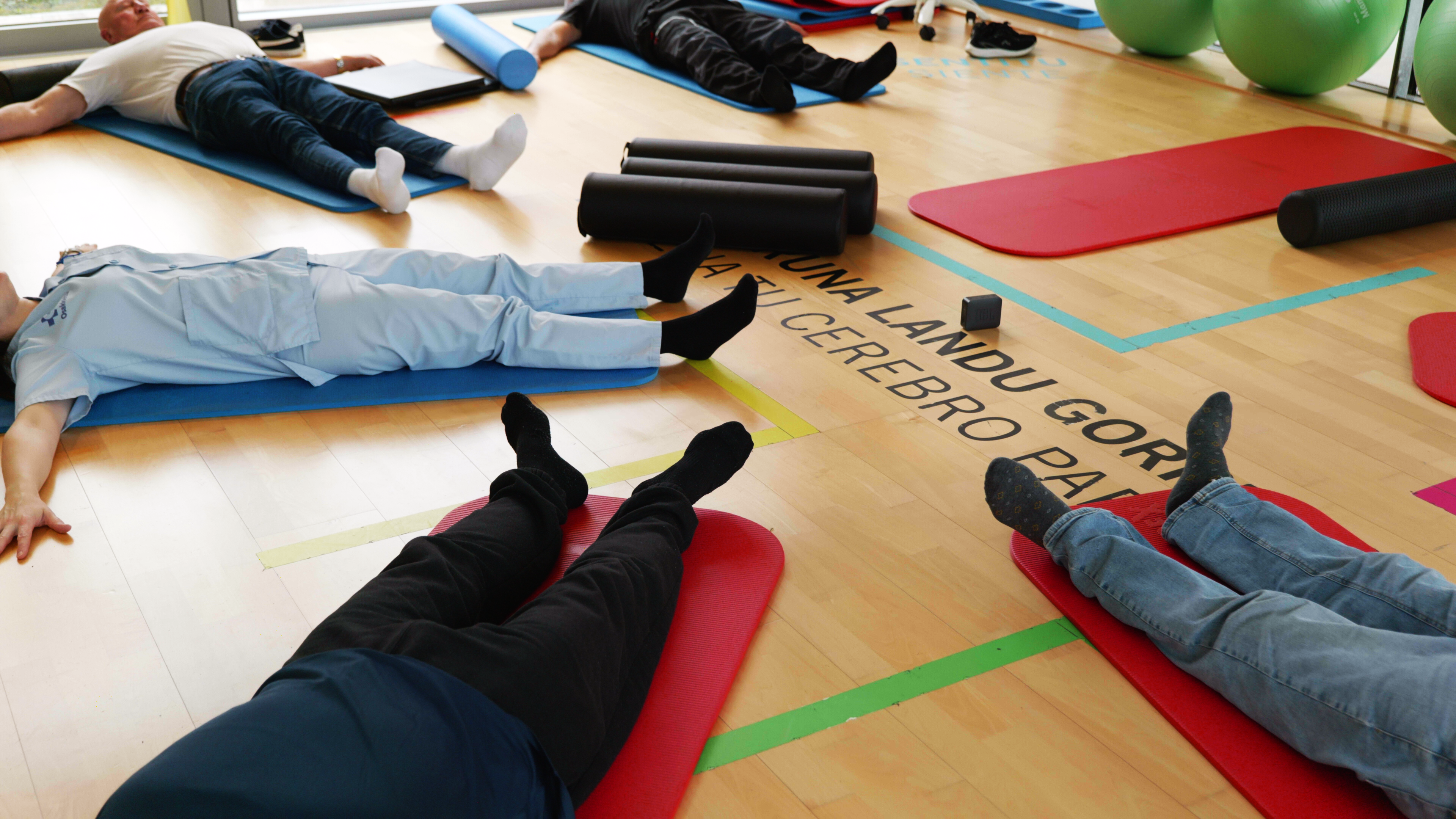 Una sesión grupal presencial de Fisioterapia