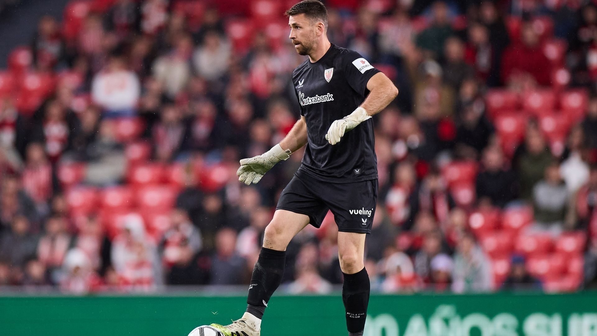 Unai Simón la juega por abajo ante el Villarreal en San Mamés