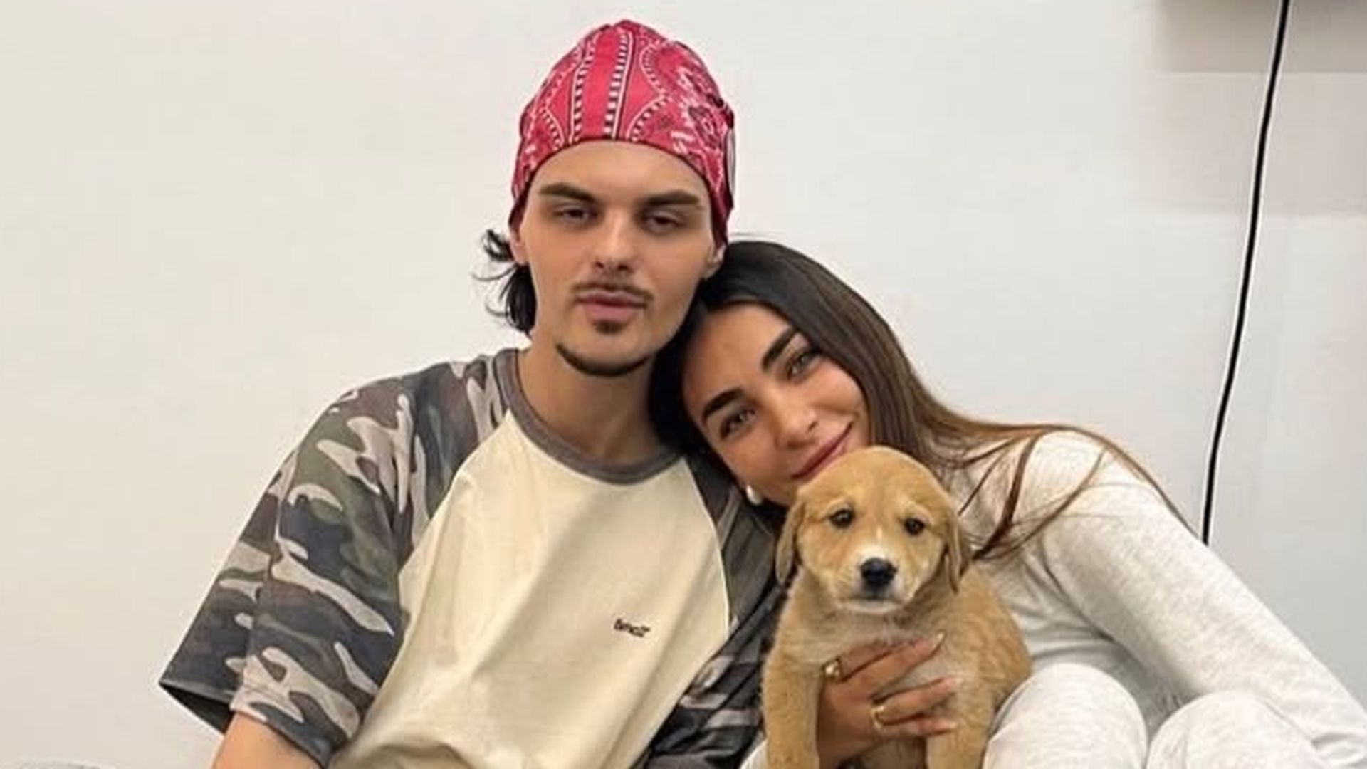 Abraham Mateo y Esty GC posan juntos en una protectora tras su ruptura Abraham Mateo y Esty GC posan juntos en una protectora tras su ruptura