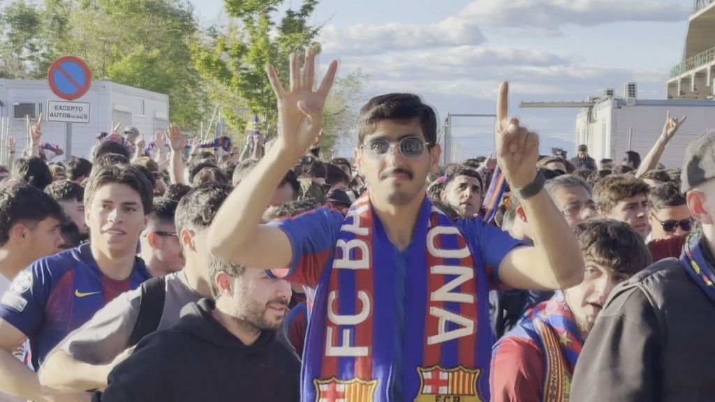 Recibimiento de la afición del Barça al autobús en el Metropolitano: "Sí se puede"
