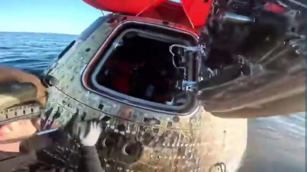 Así fue el momento en el que los buzos abrieron la cápsula de la nave Orión tras amerizar en el Pacífico: "¡Qué emoción darles la bienvenida!"