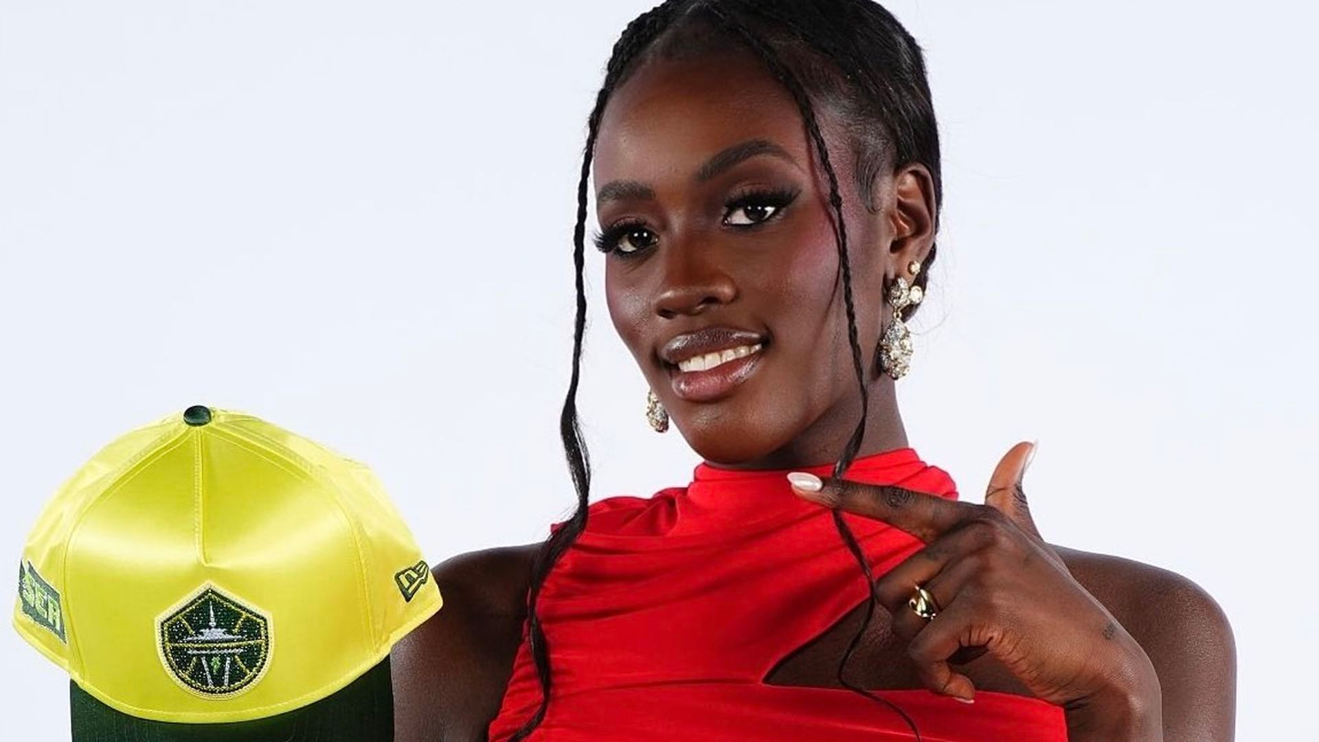 Awa Fam posando con la gorra de su nuevo equipo, las Seattle Storm Awa Fam posando con la gorra de su nuevo equipo, las Seattle Storm