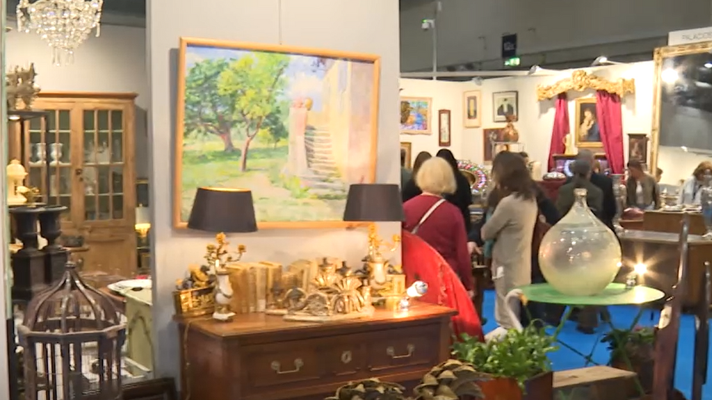 Objetos con historia, en una feria única en Madrid: piezas de Michael Jackson, David Bowie y Rosalía conviven con reliquias del siglo XVIII