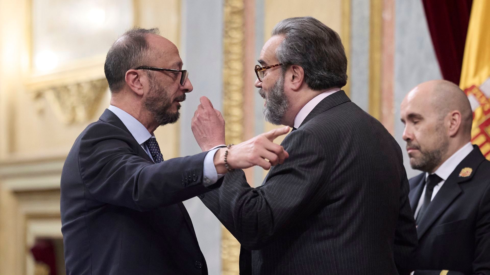 Expulsado del pleno un diputado de Vox tras encararse en la tribuna con el presidente Expulsado del pleno un diputado de Vox tras encararse en la tribuna con el presidente