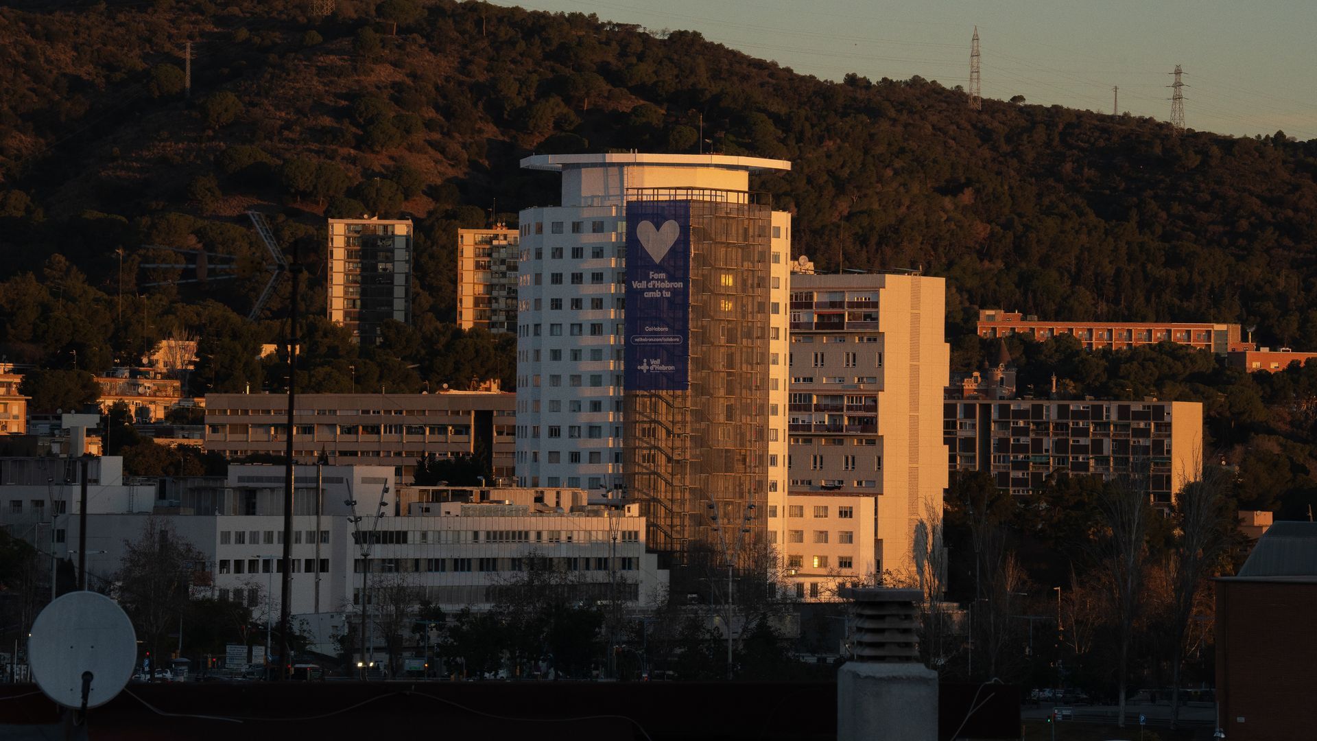 Fachada del Hospital Vall d'Hebron Fachada del Hospital Vall d'Hebron