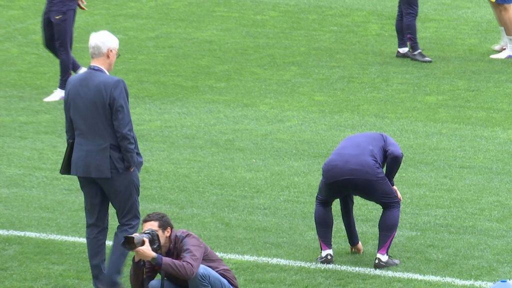 La UEFA no da la razón al Barça y da el visto bueno al estado del césped del Metropolitano